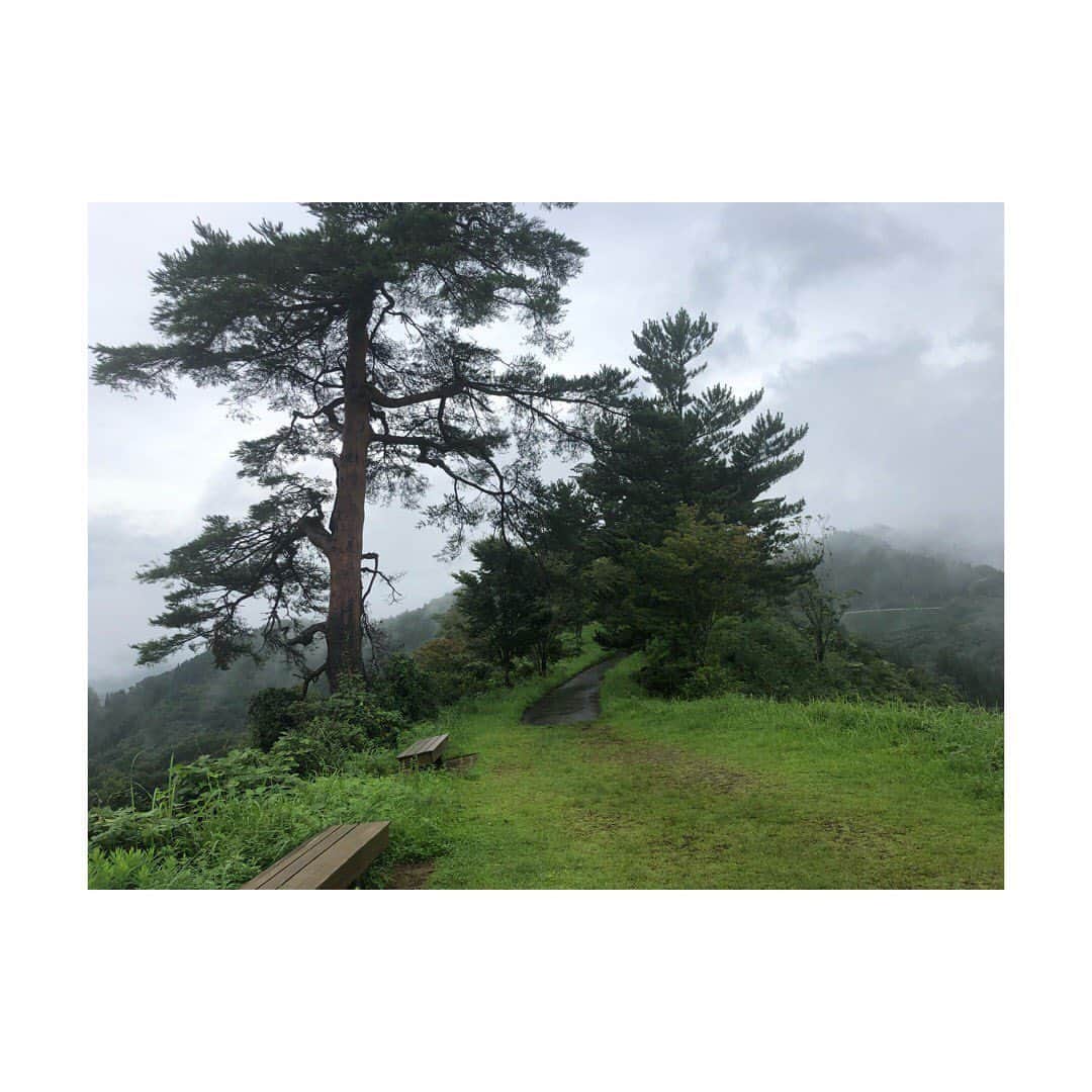 高木紗友希さんのインスタグラム写真 - (高木紗友希Instagram)「* * 宮崎旅行✈︎ 高千穂の国見ヶ丘。 * 空気が綺麗で、 景色も素晴らしくて、 ものすごく清々しい気持ちになりました。 * 秋になると雲海が見られるらしいです。 * 父は国見ヶ丘の雲海を見たことがあると言っていました。 私も見たいです。 * * #juicejuice #高木紗友希 #宮崎県 #宮崎 #国見ヶ丘 #旅人さゆべぇ」8月31日 21時26分 - sayuki_takagi.official