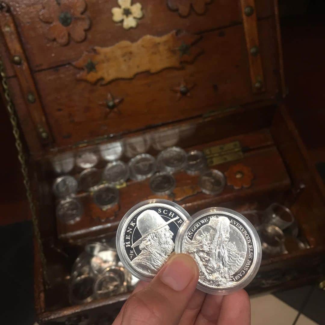 アムステルダム・タトゥー・ミュージアムのインスタグラム：「The coin is still available at KNM.NL @royaldutchmint」