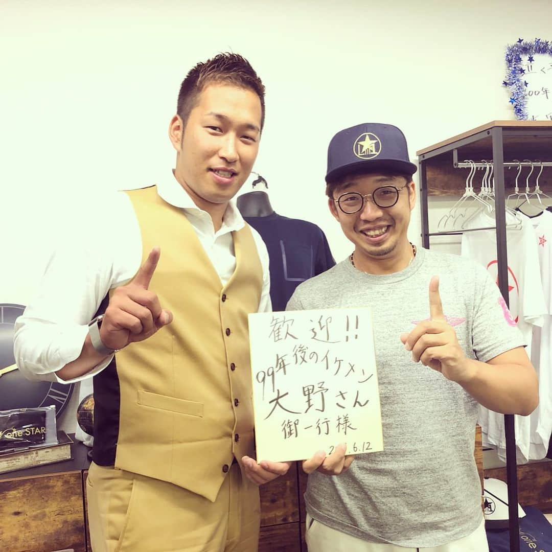 西田直斗さんのインスタグラム写真 - (西田直斗Instagram)「お疲れ様です。 先日現役時代からインソール等を作っていただいていた chivalry.japan シヴァリージャパンさんの伊藤さん、大野さんにスーツの注文をしていただきました。 野球を辞めてオーダースーツをやっていると知っていただきすぐにご連絡をくださいました。 本当に感謝です。 良いものをお届けできるように精一杯やらせて頂きます。 そのシヴァリージャパンさんがLilloneSTAR☆リルワンスター☆ 筋肉の出力向上のためにさまざまな商品を作られています。 沢山のスポーツ選手も愛用しておりしかもデザインがおしゃれなものが多い！！ オシャレにも使えてスポーツする時にでもオシャレに見えるのは本当に最高だと思いました。 僕も一番最後の商品を使わせていただいています。 ありがとうございます。 僕もシヴァリージャパンさんに負けないようにどんどん成長していけるよう頑張っていきます。 シヴァリージャパンさんもsettedieci セッテディエーチの方もよろしくお願いいたします。 #chivalryjapan#シヴァリージャパン#LilloneSTAR#リルワンスター#阪神タイガース#岩田稔#岩田さん#おしゃれ#野球#サッカー#ゴルフ#筋肉#settedieci#セッテディエーチ#オーダースーツ#tシャツ#西田直斗」8月31日 21時33分 - n.n.n.na_oto