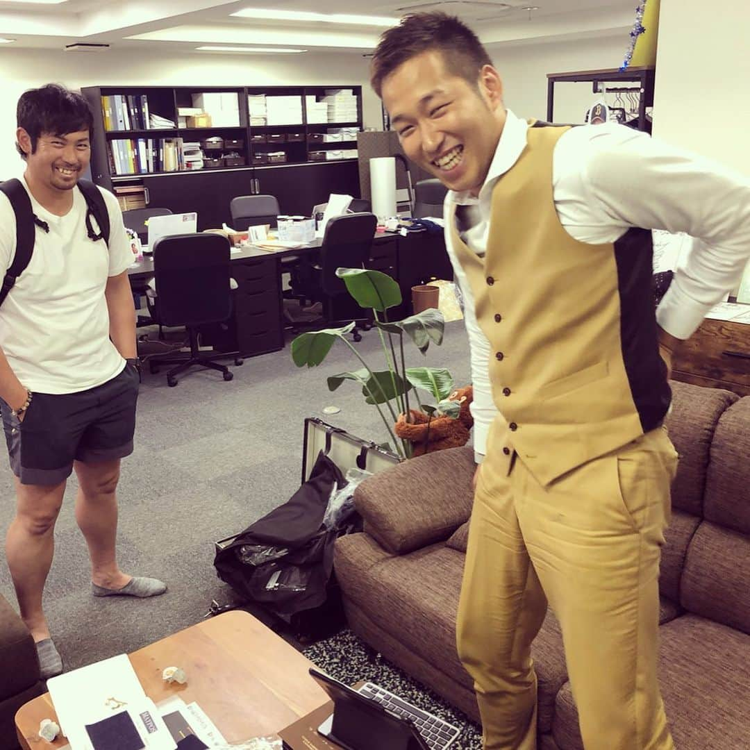 西田直斗さんのインスタグラム写真 - (西田直斗Instagram)「お疲れ様です。 先日現役時代からインソール等を作っていただいていた chivalry.japan シヴァリージャパンさんの伊藤さん、大野さんにスーツの注文をしていただきました。 野球を辞めてオーダースーツをやっていると知っていただきすぐにご連絡をくださいました。 本当に感謝です。 良いものをお届けできるように精一杯やらせて頂きます。 そのシヴァリージャパンさんがLilloneSTAR☆リルワンスター☆ 筋肉の出力向上のためにさまざまな商品を作られています。 沢山のスポーツ選手も愛用しておりしかもデザインがおしゃれなものが多い！！ オシャレにも使えてスポーツする時にでもオシャレに見えるのは本当に最高だと思いました。 僕も一番最後の商品を使わせていただいています。 ありがとうございます。 僕もシヴァリージャパンさんに負けないようにどんどん成長していけるよう頑張っていきます。 シヴァリージャパンさんもsettedieci セッテディエーチの方もよろしくお願いいたします。 #chivalryjapan#シヴァリージャパン#LilloneSTAR#リルワンスター#阪神タイガース#岩田稔#岩田さん#おしゃれ#野球#サッカー#ゴルフ#筋肉#settedieci#セッテディエーチ#オーダースーツ#tシャツ#西田直斗」8月31日 21時33分 - n.n.n.na_oto