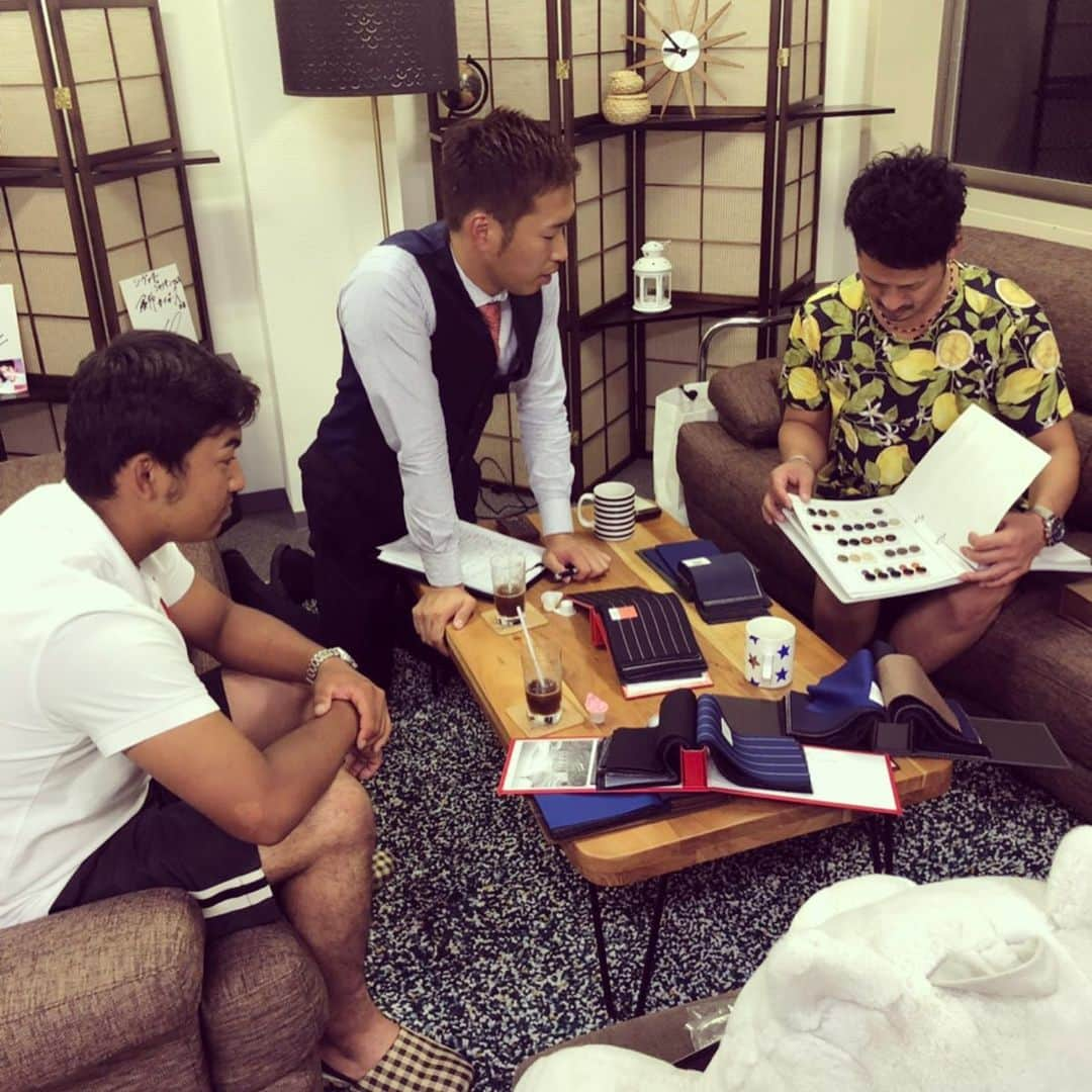 西田直斗さんのインスタグラム写真 - (西田直斗Instagram)「お疲れ様です。 先日現役時代からインソール等を作っていただいていた chivalry.japan シヴァリージャパンさんの伊藤さん、大野さんにスーツの注文をしていただきました。 野球を辞めてオーダースーツをやっていると知っていただきすぐにご連絡をくださいました。 本当に感謝です。 良いものをお届けできるように精一杯やらせて頂きます。 そのシヴァリージャパンさんがLilloneSTAR☆リルワンスター☆ 筋肉の出力向上のためにさまざまな商品を作られています。 沢山のスポーツ選手も愛用しておりしかもデザインがおしゃれなものが多い！！ オシャレにも使えてスポーツする時にでもオシャレに見えるのは本当に最高だと思いました。 僕も一番最後の商品を使わせていただいています。 ありがとうございます。 僕もシヴァリージャパンさんに負けないようにどんどん成長していけるよう頑張っていきます。 シヴァリージャパンさんもsettedieci セッテディエーチの方もよろしくお願いいたします。 #chivalryjapan#シヴァリージャパン#LilloneSTAR#リルワンスター#阪神タイガース#岩田稔#岩田さん#おしゃれ#野球#サッカー#ゴルフ#筋肉#settedieci#セッテディエーチ#オーダースーツ#tシャツ#西田直斗」8月31日 21時33分 - n.n.n.na_oto