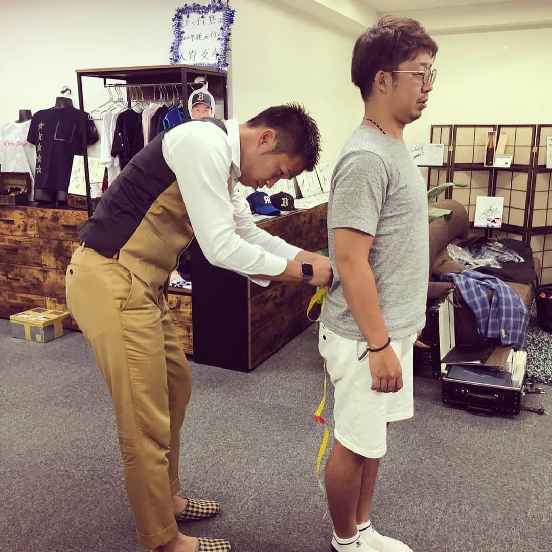 西田直斗さんのインスタグラム写真 - (西田直斗Instagram)「お疲れ様です。 先日現役時代からインソール等を作っていただいていた chivalry.japan シヴァリージャパンさんの伊藤さん、大野さんにスーツの注文をしていただきました。 野球を辞めてオーダースーツをやっていると知っていただきすぐにご連絡をくださいました。 本当に感謝です。 良いものをお届けできるように精一杯やらせて頂きます。 そのシヴァリージャパンさんがLilloneSTAR☆リルワンスター☆ 筋肉の出力向上のためにさまざまな商品を作られています。 沢山のスポーツ選手も愛用しておりしかもデザインがおしゃれなものが多い！！ オシャレにも使えてスポーツする時にでもオシャレに見えるのは本当に最高だと思いました。 僕も一番最後の商品を使わせていただいています。 ありがとうございます。 僕もシヴァリージャパンさんに負けないようにどんどん成長していけるよう頑張っていきます。 シヴァリージャパンさんもsettedieci セッテディエーチの方もよろしくお願いいたします。 #chivalryjapan#シヴァリージャパン#LilloneSTAR#リルワンスター#阪神タイガース#岩田稔#岩田さん#おしゃれ#野球#サッカー#ゴルフ#筋肉#settedieci#セッテディエーチ#オーダースーツ#tシャツ#西田直斗」8月31日 21時33分 - n.n.n.na_oto