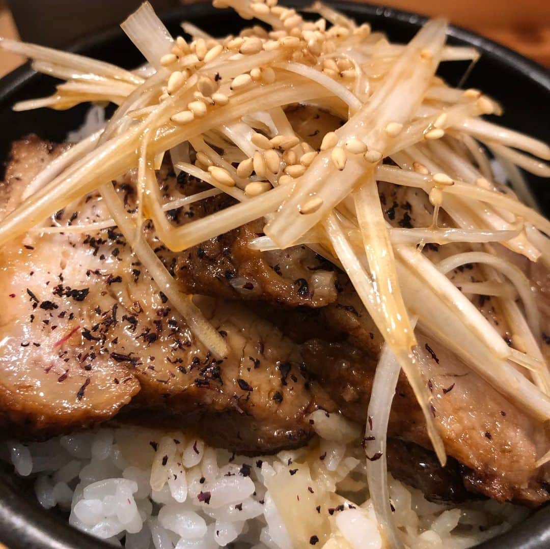 中谷一馬さんのインスタグラム写真 - (中谷一馬Instagram)「#横浜市 #港北区 #綱島 #らーめん家族 #綱島醤油らーめん #米屋さんのネギチャーシュー丼 #めっちゃ美味い ♡ #元気の源  #ダイエットは明日から …( ；´Д｀) #尾園くん #ご馳走様でした #神奈川7区  #立憲民主党  #衆議院議員  #中谷一馬 #訪れたラーメン店1000軒以上 #港北の美味しいごはん屋さん #綱島西 #綱島東 #新羽 #大曽根 #綱島台 #綱島上町 #新吉田東 #新吉田町」8月31日 21時34分 - kazuma_nakatani