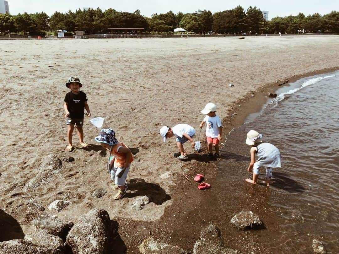 春名亜美さんのインスタグラム写真 - (春名亜美Instagram)「今日は仲良しファミリーと城南島海浜公園でBBQ🍖 去年もここでBBQしたけど、ここの魅力は飛行機がとてつもなく近い頭上を飛んで行く✈️ しかも、10分に1回くらいのペースで✈️ だから子供達は大喜び😁 そして、すぐ近くに海がある🏖 遊泳はできないけど、カニ釣ったりして遊びました🦀 子供達はとにかくひたすら虫取りしてました🦗 ・ BLOGもUPしました🤗 ・ ・ ・ #城南島海浜公園 #飛行機 #バーベキュー #BBQ #虫取り #夏の思い出 #8月31日」8月31日 21時45分 - amiharunaami