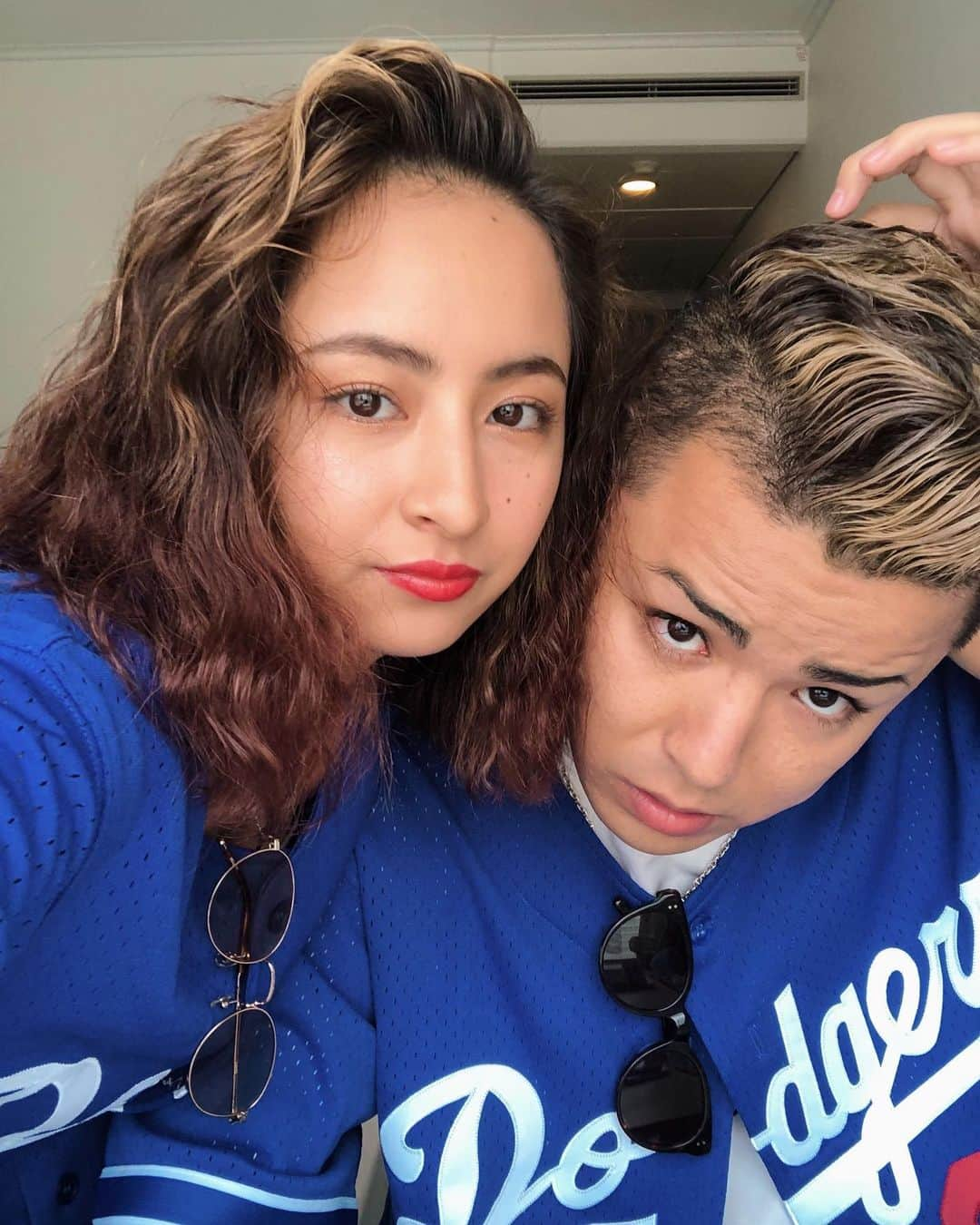 Julia Castroさんのインスタグラム写真 - (Julia CastroInstagram)「😙💙💙💙 * #JULIDY #couple  #relatinship #photo #blue #Dodgers #baseball #style #boyfriend #girlfriend #kiss #kissyou #hug #カップル #思い出 #ユニバ #ファッション #服 #夏服 #夏コーデ #シミラールック #ペアルック #ヘアスタイル #髪色 #お揃い #青コーデ #最後の写真のコーディ可愛い」8月31日 21時37分 - julia.c.0209