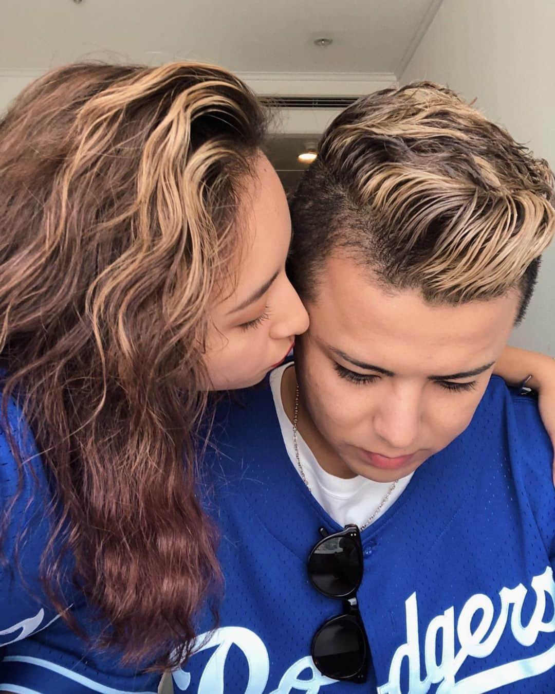 Julia Castroさんのインスタグラム写真 - (Julia CastroInstagram)「😙💙💙💙 * #JULIDY #couple  #relatinship #photo #blue #Dodgers #baseball #style #boyfriend #girlfriend #kiss #kissyou #hug #カップル #思い出 #ユニバ #ファッション #服 #夏服 #夏コーデ #シミラールック #ペアルック #ヘアスタイル #髪色 #お揃い #青コーデ #最後の写真のコーディ可愛い」8月31日 21時37分 - julia.c.0209