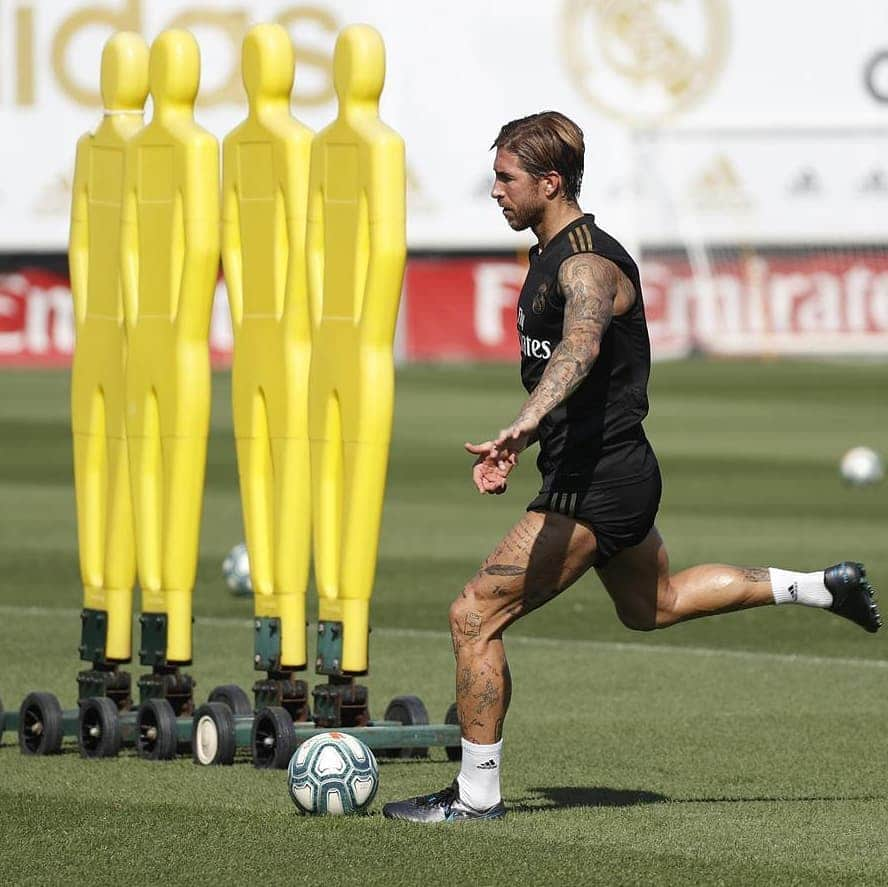 セルヒオ・ラモスさんのインスタグラム写真 - (セルヒオ・ラモスInstagram)「Listos para el partido contra el Villarreal. 💪 Ready for the match against Villarreal. 💪 #HalaMadrid」8月31日 21時38分 - sergioramos