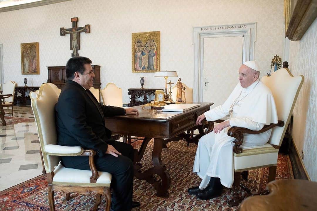 オラシオ・カルテスのインスタグラム：「Gracias Su Santidad @franciscus por la cálida atención que recibí junto a mí familia, en la audiencia de hoy en el Vaticano. Mantenemos vivos en la memoria, los momentos inolvidables de su visita a nuestro querido #Paraguay. El tiempo pasa, pero el cariño crece cada día aún más.」
