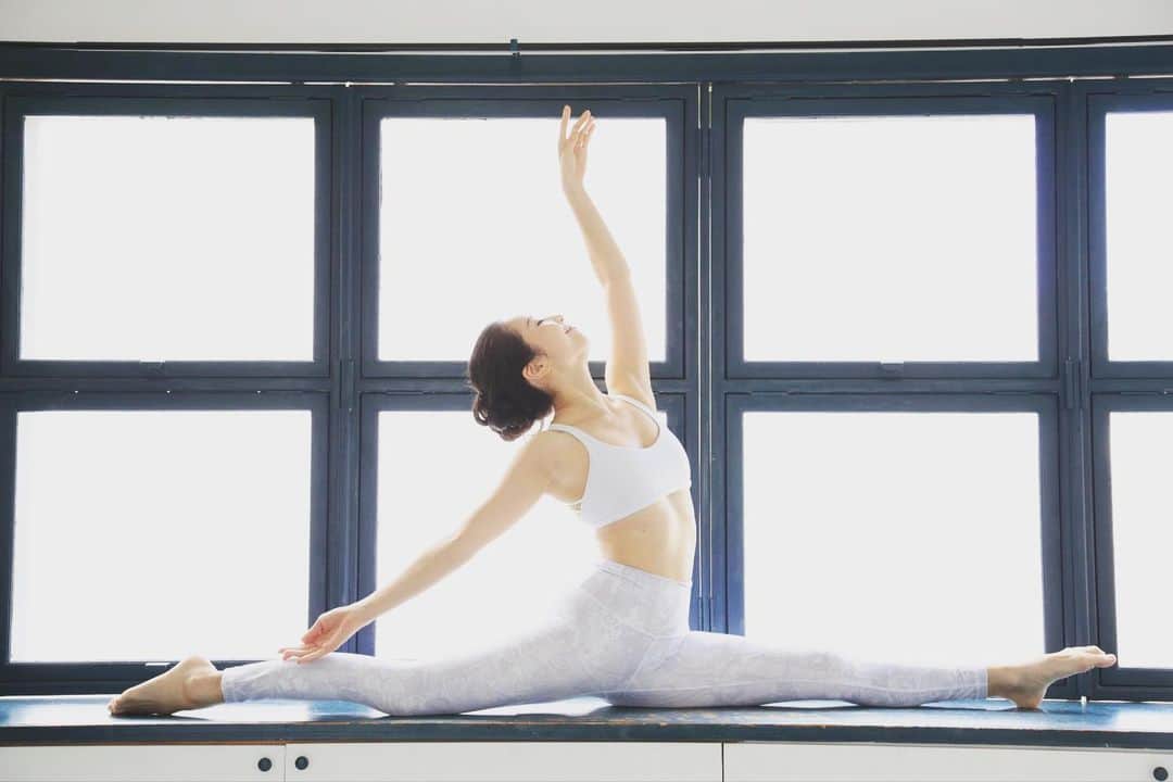梅澤友里香さんのインスタグラム写真 - (梅澤友里香Instagram)「モノゴトは常に 最善・最良のタイミングで 出逢い、進み、止まる。 ・ 今の動きを深呼吸して感じてみよう。 それは心地良い？？ ・ ・ 💫next event💫 ---9/14（土）〜16（月）--- 【YOGA FEST 2019 横浜】 @yogafest_jp ・ ＝担当クラス＝ 《Tripti Vinyasa Yoga〜しなやかに充たされる〜》 ・9/15（日）11:00〜12:30 http://www.yogafest.jp/2019/i10191/ ▼チケット購入 http://www.yogafest.jp/2019/lesson_edit.php ▼公式サイト http://www.yogafest.jp/2019/ ・ ・ #短文活動 してみる（笑） #お気に入り写真 2018 wear ALL @lululemonjp @lululemon ・ #一日一汗 #lululemonambassador ・ ・ "梅澤 友里香 友里yoga"のLINE＠はじめました！ いち早く最新情報をお届けします！ 下記のリンクから友だち追加してみてください。 登録ID→ @ ggv9775f https://line.me/R/ti/p/%40ggv9775f ・ ・ #ヨガつぶやき #ヨガを生きる  #hanumanasana #開脚 #健康 #笑顔 #ベジタリアン #organic #十人十色 #yoga #yogainstructor #ヨガ #ヨガインストラクター #美と健康 #beauty #health #naturalbeauty #model #fitnessmodel #yogalife #happylife #lifestyle #yogini」8月31日 21時42分 - yurika_umezawa