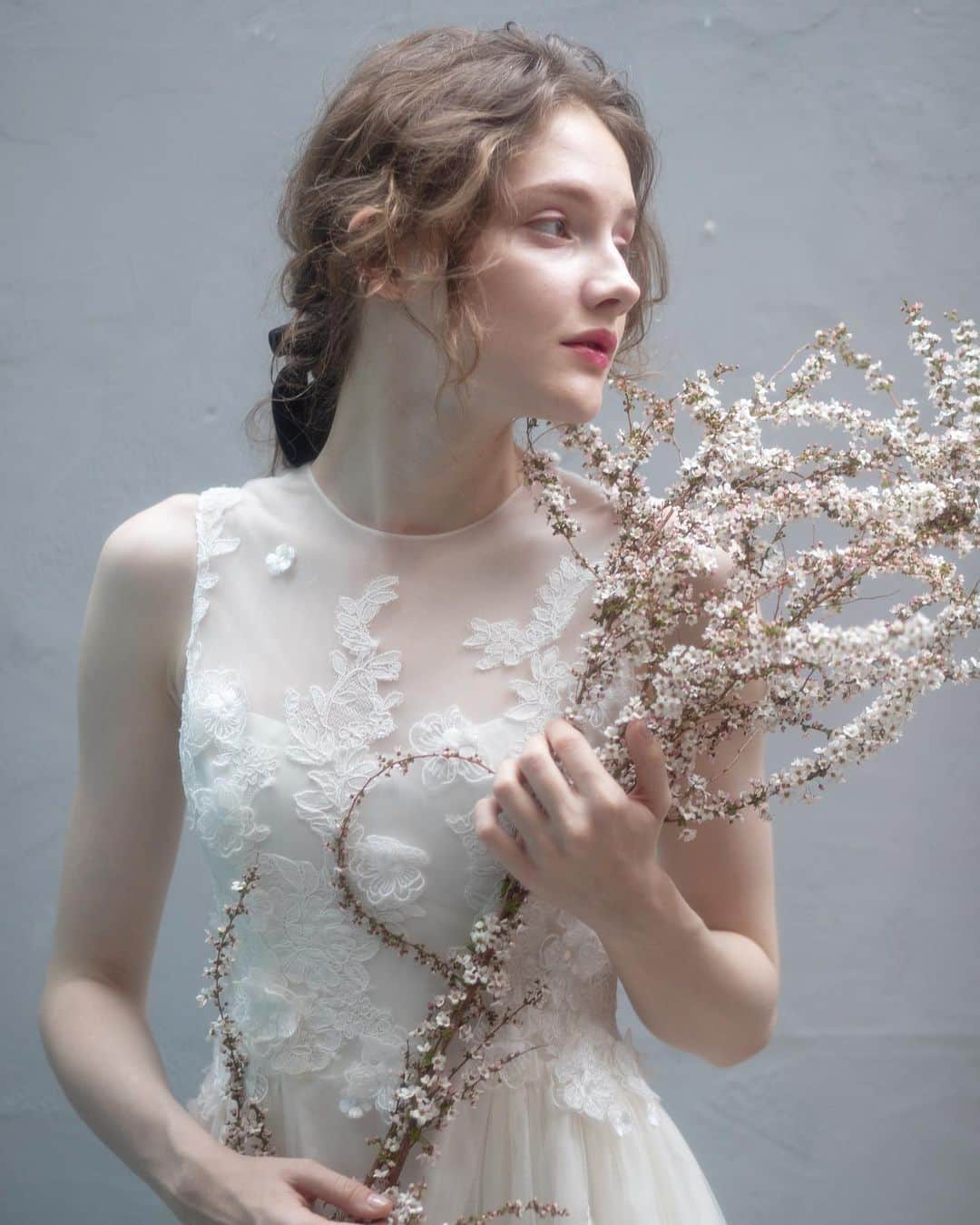 のインスタグラム：「◾︎大阪店開催◾︎《ヘアアレンジにお悩みの花嫁様へ》 花嫁様はもちろん、女性から絶大な 支持を得ている土田瑠美氏 @ru0711 による 似合わせヘアアレンジを体験できる１日限りの コラボレーションイベントを９月３日(火)に開催！ 土田氏よりドレスに合わせたオススメの ヘアアレンジを体験できる夢の様なイベントです、、！ 1日限りの大変人気のイベントとなっており、 ご予約枠が残り僅かとなっておりますので ご興味のある方はお早目に詳細をご確認下さいませ * * Date:9月3日(火) Time:12:00〜/17:00〜のお時間でご予約可能です ◾︎ドレスのご試着と選ばれた1着に合わせて  土田氏よりヘアアレンジをご提案致します ◾︎所用時間:2時間30分〜3時間 ※Fiore Bianca HPにて詳しい詳細と  ご参加条件をご確認下さいませ ◾︎ストーリーハイライト“event & fair”より  ご覧頂く事も可能です * 皆さまのご来店を心よりお待ち申し上げております * * #fiorebianca  #fiorebianca_wedding  #weddinghair #フィオーレビアンカ  #花嫁ヘアスタイル  #花嫁イベント #ウェディングヘア #ドレス試着」