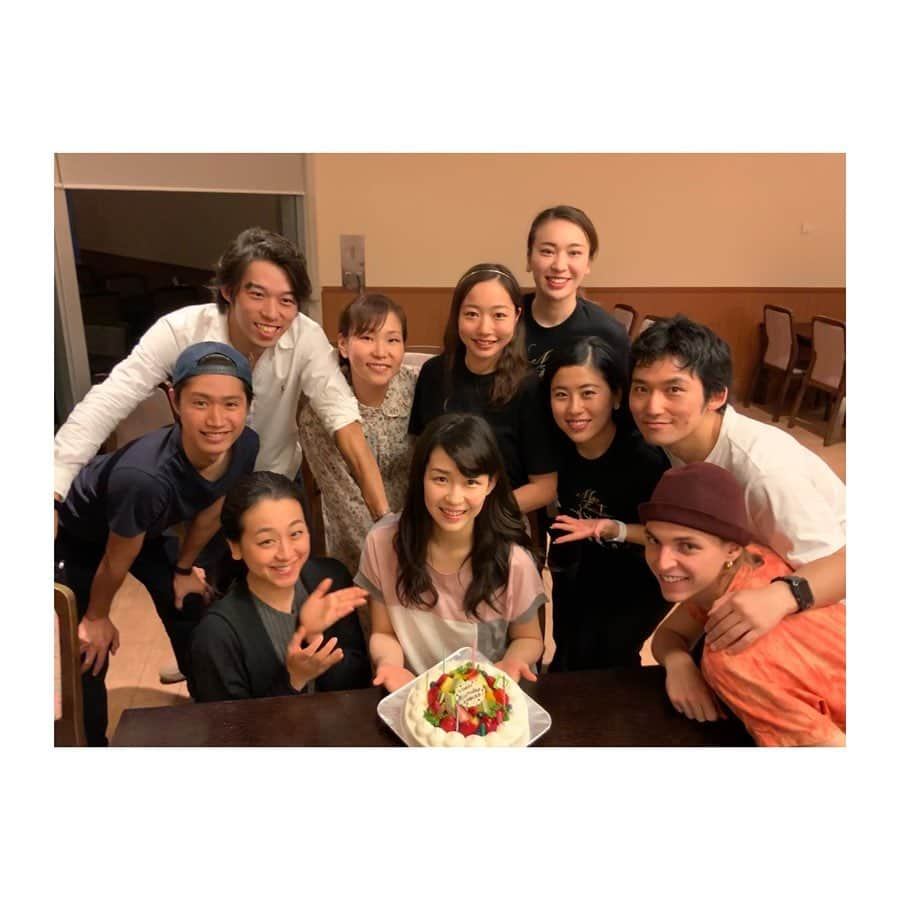 今井遥さんのインスタグラム写真 - (今井遥Instagram)「今日で26歳になりました！﻿ ﻿ サンクスツアーの仲間や、スタッフの方々からお祝いしていただき、幸せな1日でした。﻿ ﻿ また、沢山の方からメッセージいただき本当にありがとうございました！！ ﻿ 今年のツアーが始まってから約半年が過ぎた今、﻿ このツアーのメンバーの一員として輪に加われている事がとても幸せです。﻿ ﻿ 当たり前になりつつあるそんな立場への感謝を忘れず、﻿ これからも自分の出来る事を少しでも増やせるように努力を重ねて、日々前進できるように頑張っていきます！﻿ ﻿ これからもよろしくお願いします✨」8月31日 21時50分 - haruka_imai_831