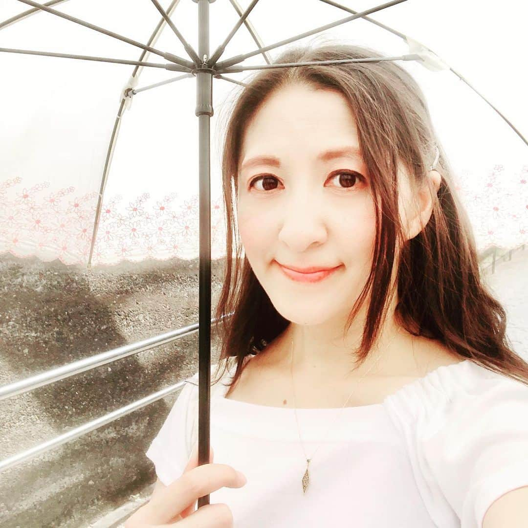 大越かず江さんのインスタグラム写真 - (大越かず江Instagram)「⋆̩☂︎*̣̩雨⋆̩☂︎*̣̩ ある日の通り雨と共に 舞台決まってから なんだか雨が前以上に好きになった☂︎*̣̩⋆̩* 雨の日には雨の日なりの 楽しみがあって それをひとつひとつ発見できることも 私にとってのしあわせで(⸝⸝ᵕᴗᵕ⸝⸝)♥️ だから今日も歩いてくε- (´ー`*) ﾌｩ  雨の中を 傘さしながら 楽しみをひとつひとつ 拾いながら 大好きな場所へ♥️ #ある雨  #畑中晋太郎  #やさしさ  #魅力  #笑顔  #smile  #癒し  #空  #舞台好きな人と繋がりたい  #未来  #future  #希望  #hope  #夢  #dream  #愛  #love  #女優  #actor  #モデル  #model  #芸能 #仕事 ‬」8月31日 21時50分 - bluemoonseasky