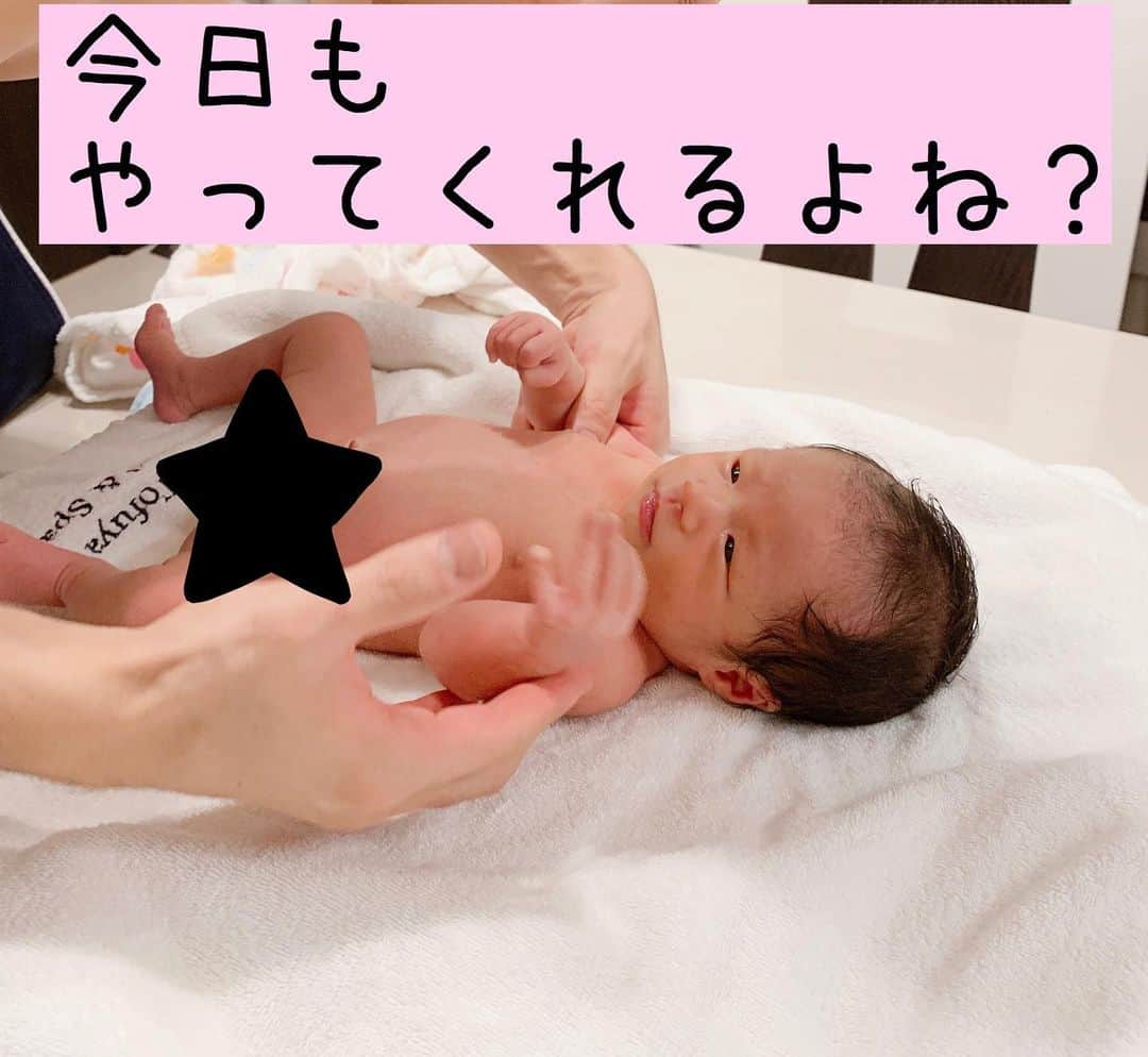 しほの涼のインスタグラム：「沐浴後の #ベビーマッサージ が大好きだった娘さん❤️ 太ももなんてマッサージされたら、もうメロメロって具合で至極の時間のようです😂😂 今もお風呂上がりにしていますが、最初の頃の気持ち良さそうな顔が出ずに物足りない親たち😅 沐浴中の大騒ぎもまた見たいのになぁ。 成長は嬉しいけど、寂しいです😔  #子供の成長 #大きくなぁれ #でも寂しい #子離れできない母 #娘の成長 #沐浴#笑神娘さん」