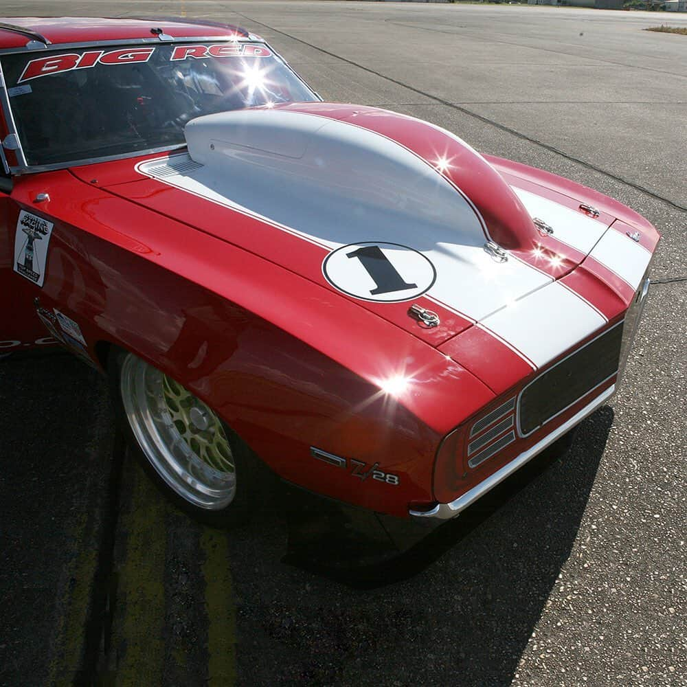 Classics Dailyさんのインスタグラム写真 - (Classics DailyInstagram)「What’s under the bubble? Big Red Camaro’s Wind-Tunnel-Proven hood ornament hides the 2000HP ProCharged big block underneath! @thebigredcamaro – The fastest ’69 Camaro on earth! _ #classiccar #musclecar #hotrod #restomod #classicsdaily #streetrod #protouring #streetcar #customcar #camaro #69camaro #chevycamaro #z28 #showcar #prostreet #1969camaro」8月31日 21時51分 - classicsdaily