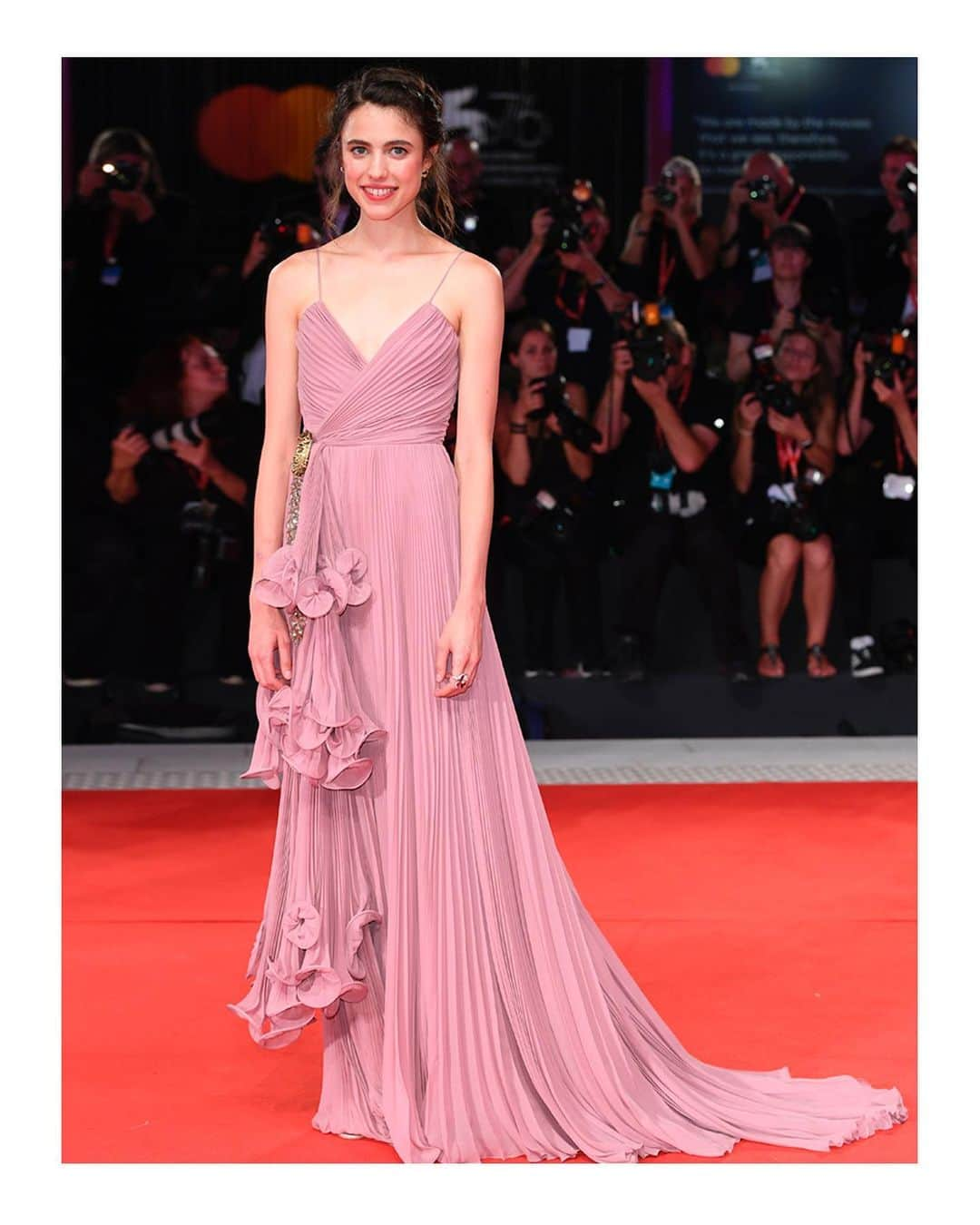 グッチさんのインスタグラム写真 - (グッチInstagram)「To the 76th Venice Film Festival, @margaretqualley attended the screening of ‘Seberg’ in a silk georgette plissé gown with tiered gathered front and gold metallic head brooch from #GucciCruise20 by @alessandro_michele. #MargaretQualley #BiennaleCinema2019 #Venezia76 @labiennale #AlessandroMichele」8月31日 22時02分 - gucci