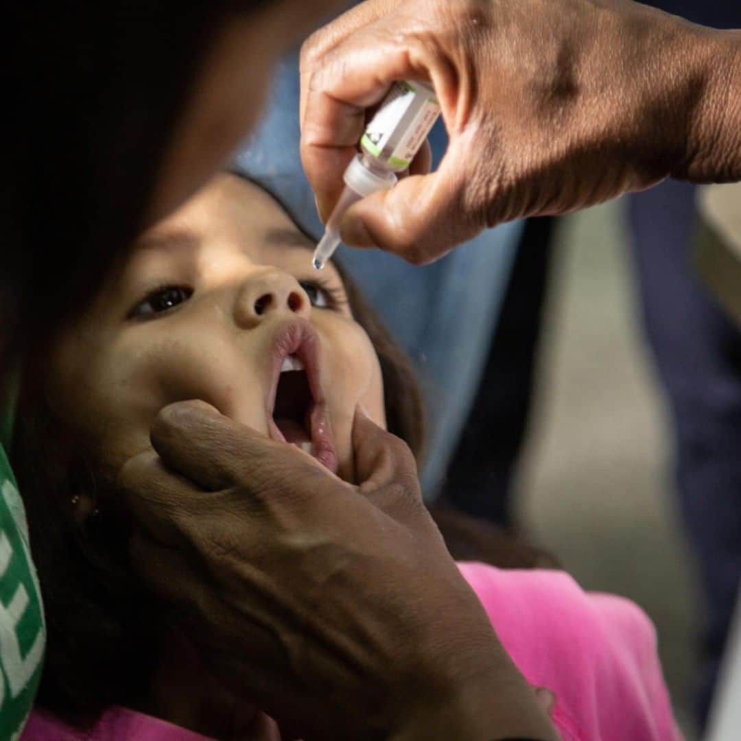 unicefさんのインスタグラム写真 - (unicefInstagram)「This little one is taking her polio vaccine in Venezuela. As part of a mass vaccination campaign, we’ve helped reach 3.1m children under the age of six to keep the country polio-free. #VaccinesWork © UNICEF/UN0329129/Párraga」8月31日 21時55分 - unicef