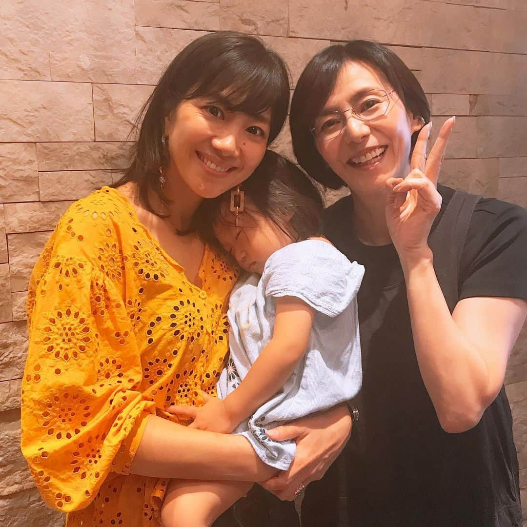 潮田玲子さんのインスタグラム写真 - (潮田玲子Instagram)「今日は陣内さんと久しぶりにゆっくりお会いできました😍❤️ 仕事の事など相談もできて心がフワッと軽くなりました😆🙌 いつも優しくて何かあったら連絡してね、力になるよと言ってくださる陣内さんは私の子供の頃からの憧れでありそれは今もこれからも変わりません😍💓 陣内さんありがとうございました😊❤️ そしてその後はこの夏最後のお祭りへ。子供の頃からりんご飴大好きだったなぁー🤤❤️ 明日から9月ですねー！ 9月はシューイチからスタートです！ よろしくお願いします🙇‍♂️ #陣内貴美子さんと #ゆっくりランチ #いろいろ話せて嬉しかった #私達のお姉さん的存在 #パイオニアであり #子供の頃からの憧れの人」8月31日 21時55分 - reikoshiota_official