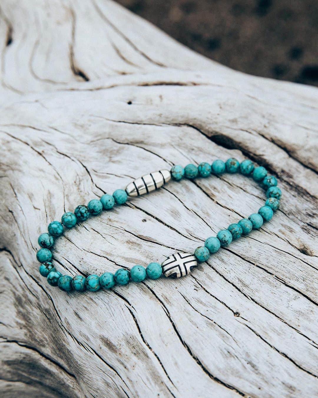 デビッドヤーマンのインスタグラム：「A natural connection 🍃 Believed to be a bridge between the sky and the earth, turquoise brings a distinctive mix of hues to this Southwest bracelet. 📷@jimmychin #DYxJimmyChin」