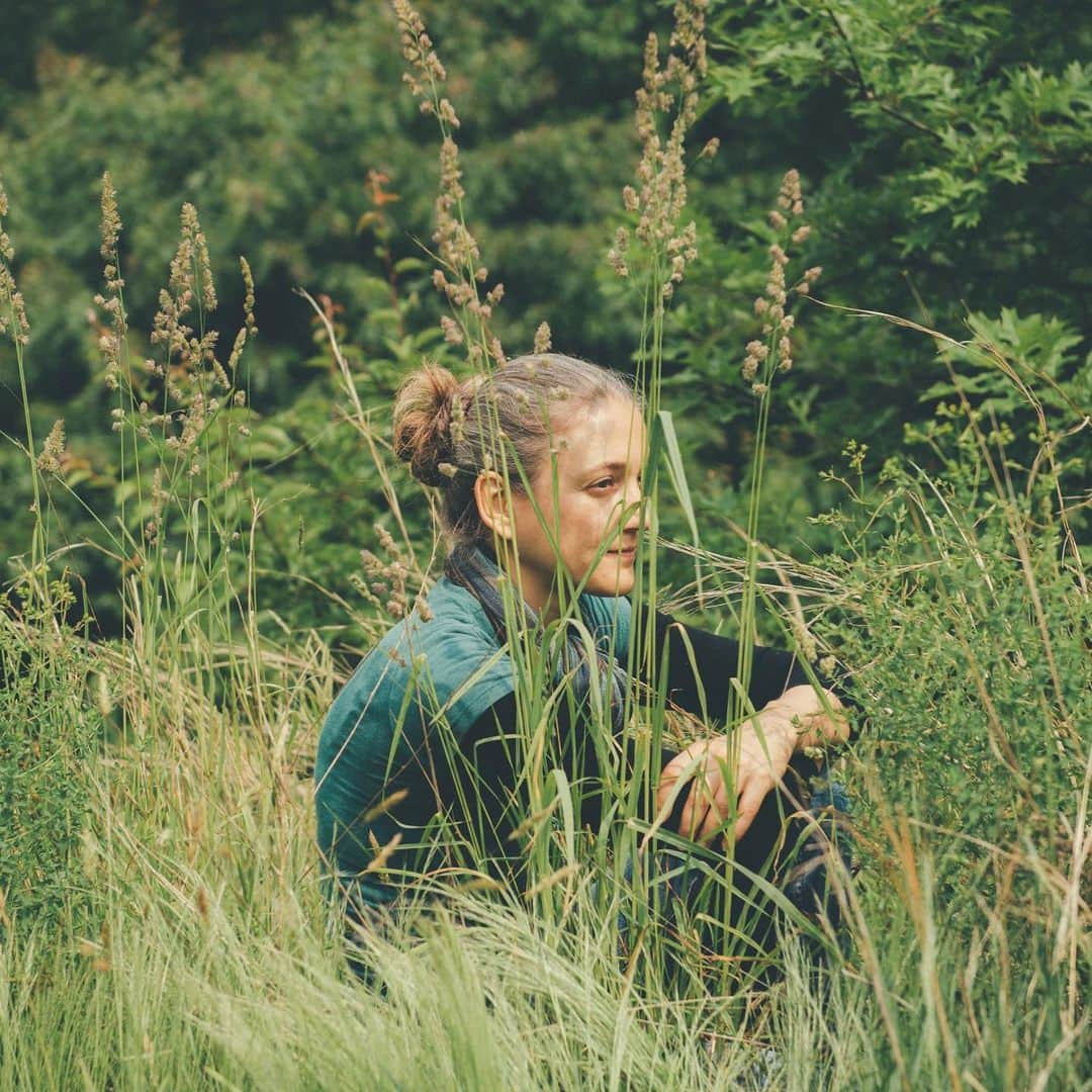 New York Times Fashionさんのインスタグラム写真 - (New York Times FashionInstagram)「Can plants... speak?🌵Maybe not, but they MIGHT be able to feel things? 🌾🍃One scientist thinks so at least. 🌱Link in bio to read. Photograph by @george_etheredge」8月31日 21時58分 - nytstyle