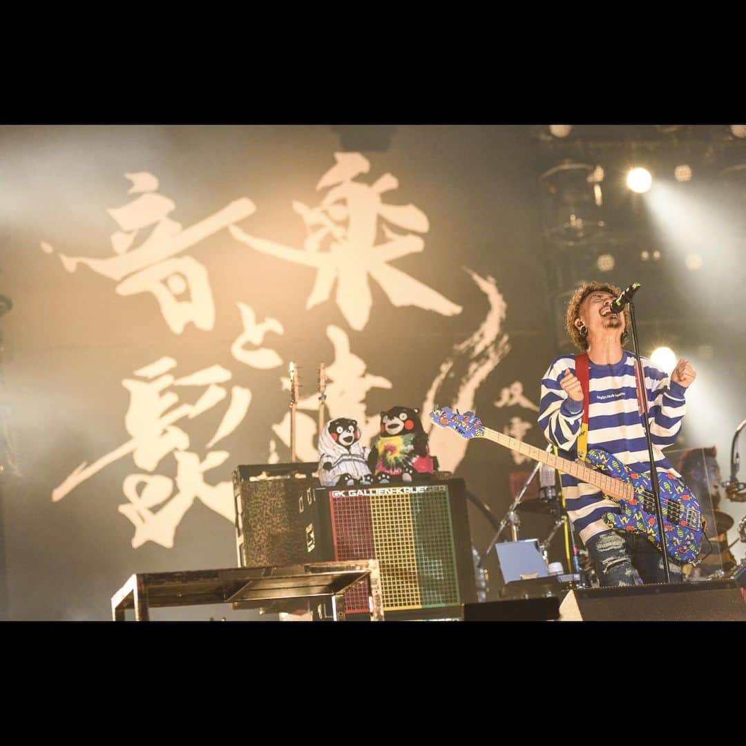 のインスタグラム：「音楽と髭達。馴染み深い新潟。﻿ ﻿ 入りから裏方のスタッフさん達も賑やかで﻿ お客さん達もWANIMAを盛り上げてくれて﻿ もう恐悦至極でございます。﻿ ﻿ また来年2月ツアーで新潟帰ってくるけん。﻿ ﻿ Photo by 本田本﻿ ﻿ #音髭 #WANIMA」
