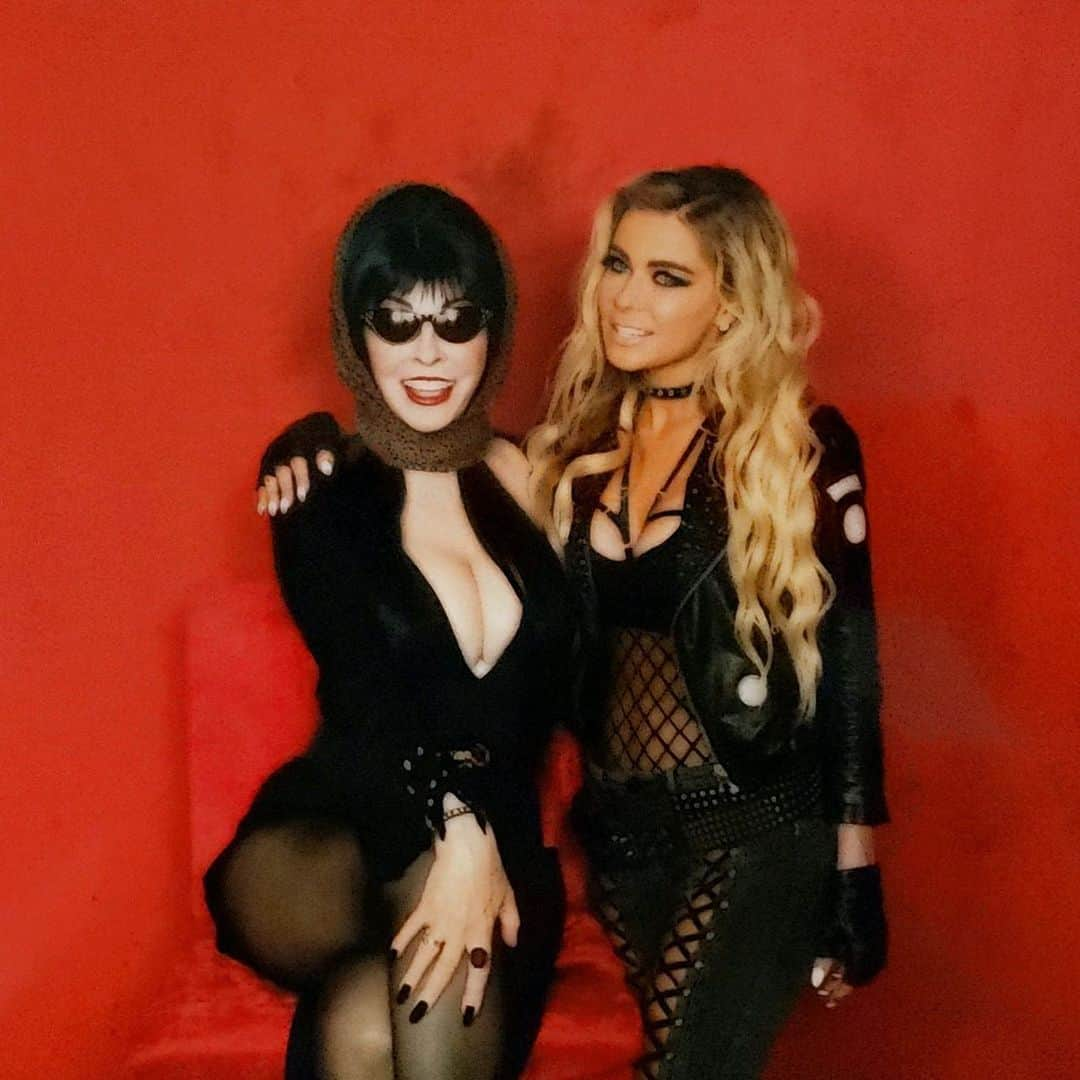 カルメン・エレクトラさんのインスタグラム写真 - (カルメン・エレクトラInstagram)「Can’t Express how much I adore this wickedly glamours, gorgeous, kind & humble woman 🔥 Love u @therealelvira #elviramistressofthedark #elvira 🖤 #daysofdead」8月31日 22時01分 - carmenelectra