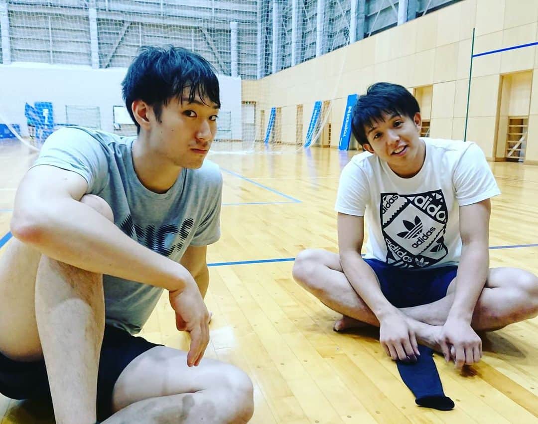 柳田将洋さんのインスタグラム写真 - (柳田将洋Instagram)「3日間、FC東京バレーボールチームさんの体育館でチームの練習に混ぜていただきました。なかなか調整が難しい期間でしたが、快く受け入れていただき、ボールを触ることができました。本当にありがとうございました。 そして何気なく撮った写真に何か見覚えがあるようなアングル感だと思ったら、高校の時に撮った写真がピッタリハマりました。笑 #若い … #プロバレーボール #FC東京バレーボールチーム さん #fc東京  #皆さん知ってましたか？ #Vリーグはバレーだよ」8月31日 22時11分 - masahiro.8.0706