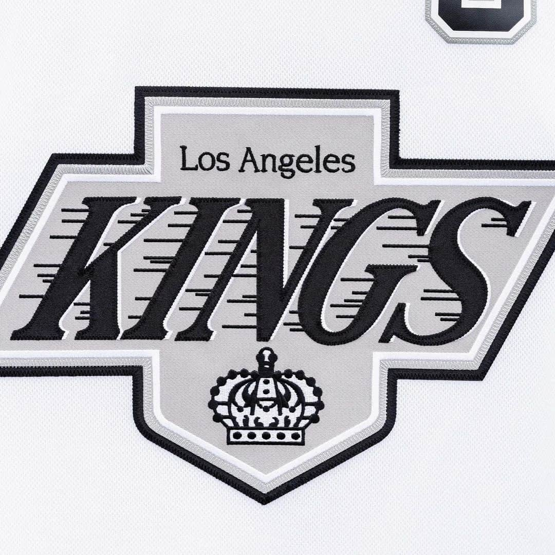 NHLさんのインスタグラム写真 - (NHLInstagram)「Beautiful @lakings threads by @adidashockey that are, well, fit for a king.🤴」8月31日 22時11分 - nhl