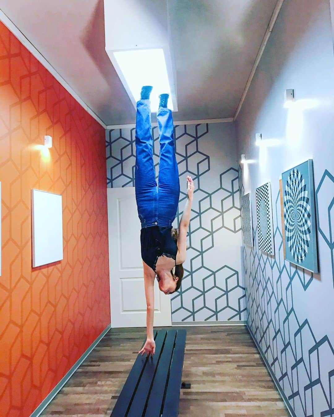 のインスタグラム：「This is my daily routine,push-up wherever I am ;) 欠かした事ない、日課の指立て伏せです。  #berlin #germany #europe #travel #instagood #photooftheday #beautiful #style #picoftheday #instadaily #girl  #japanese #sunshine #写真 #インスタ映え #sunset #ドイツ #ベルリン  #旅  #japanese #lifeisbeautiful #picture  #旅行  #outdoors #amazing #light #lifestyle #view  #museum」