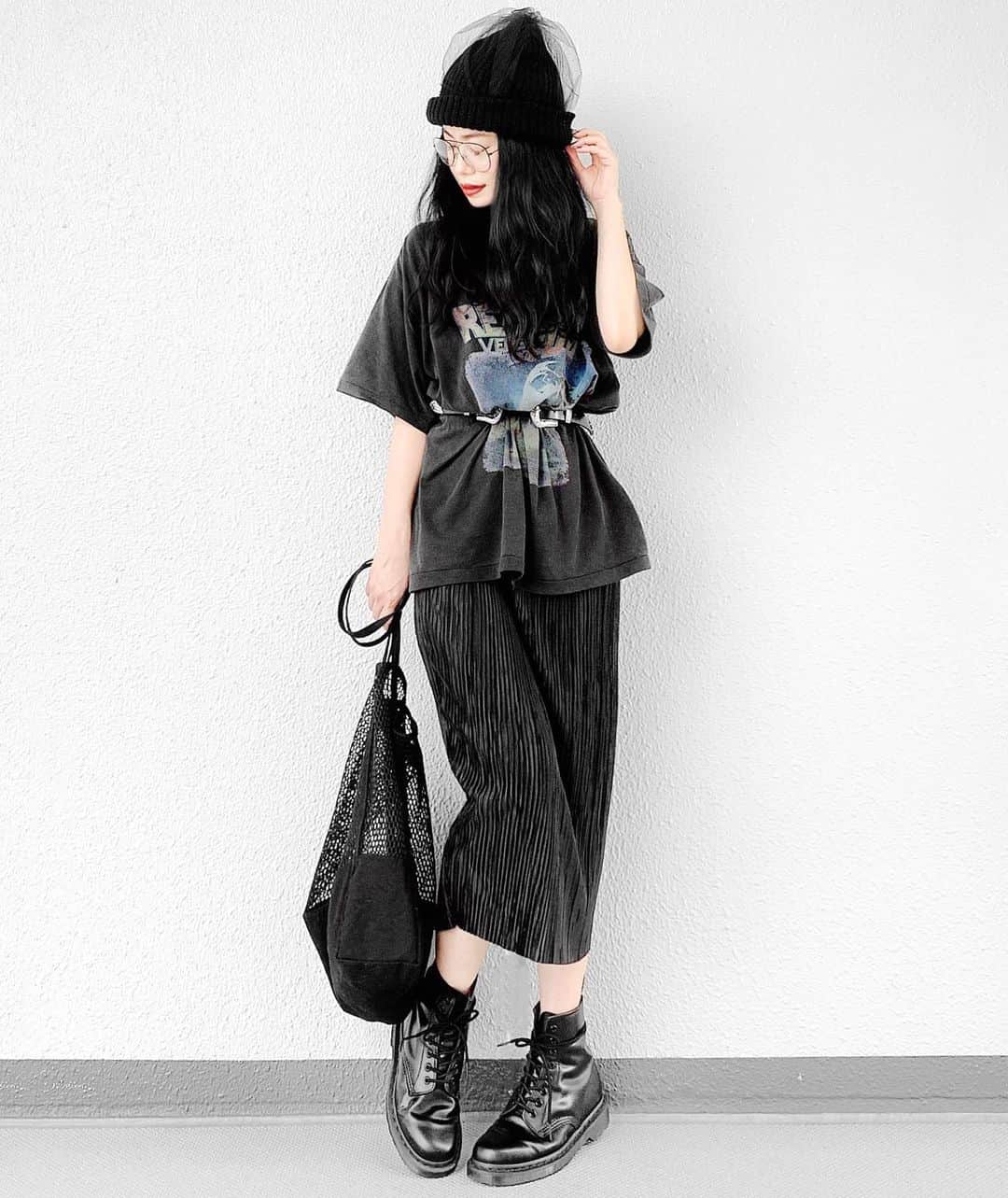 lve_xxxxのインスタグラム：「.﻿ .﻿ もーー夏服飽きたぁぁーー！🤢🤢🤢﻿ ﻿ って、マーチンとニット帽﻿ 装着したら秒で汗だく😅 🔥﻿ ﻿ ですよねー ですよねー ですよー﻿ まだ、8月ですもんね。爆﻿ ﻿ 半袖 × ニット帽 × ブーツ﻿ ﻿ この組み合わせ昔から大好きで﻿ 出来る時期限られるから…﻿ ﻿ 明日から9月なる訳ですし﻿ 我慢の時だと思う件。﻿ ﻿ 汗臭さくならぬ様に﻿ 制汗剤振りまくろ！！！←﻿ ﻿ 足は死ぬほど臭いに1票🦶爆﻿ ﻿ チュールニット帽﻿ まだちょっと先になりますが﻿ @lveu.official で発売出来るかも？！🖤﻿ ﻿ ﻿ ﻿ コーデアイテム詳細は﻿ WEARをご覧くださいませ。﻿ ﻿ WEAR ： lvexxxx ﻿ 💻 https://wear.jp/sp/lvexxxx/﻿ ﻿ －－－－－－－－－－－－－－－－－－﻿ ﻿ 📢コメント頂ける際は、﻿ 最新投稿にお願い致します。﻿ ﻿ 過去投稿に頂いた際、気がつかない事もあり﻿ お返事致しかねる場合が御座います🙇‍♀ ️﻿ ﻿」