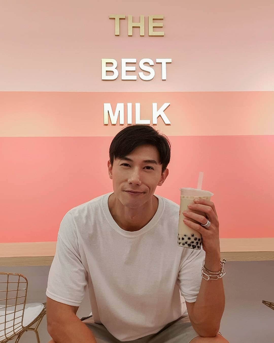 デスモンド・タンのインスタグラム：「3 months of strict diet is finally over! Bye bye chicken breast and broccoli! Hello Taiwanese street food!!! Feeling so liberated! 终于终于终于拍完脱戏了! 不用控制饮食了! 好久没吃得那么开心了! 台湾美食我来咯! 台北的朋友，有什么好介绍的?」