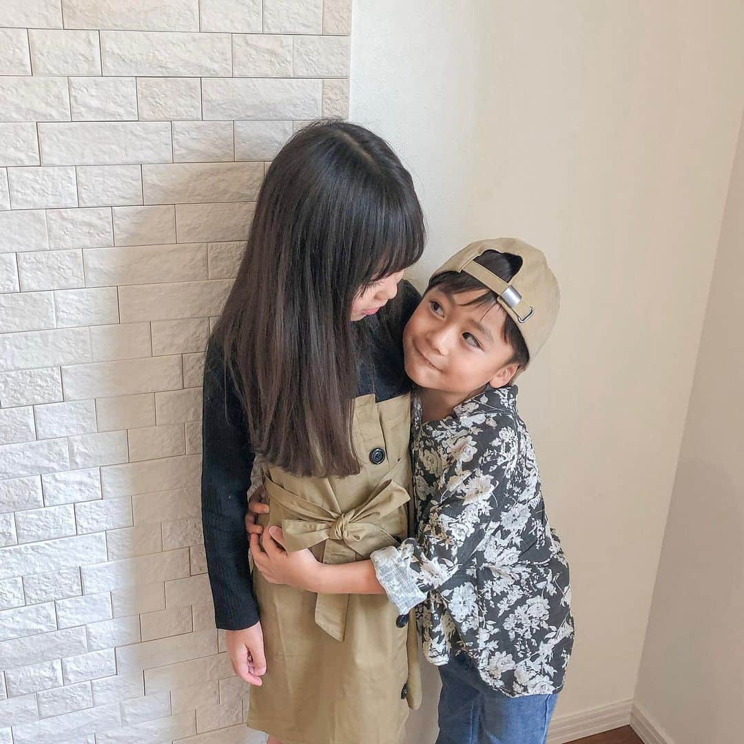 かなのインスタグラム：「． 8月も終わり🥺❣️早かったぁ〜😢 小学校に入ってからの夏休みはより貴重に感じて 毎日が楽しかったなぁ💕 ． 夏が終わるのってなんで悲しくなるのかなぁ😂 他の季節にはない感覚😳 でも秋服は好きっていう矛盾🥰🍁 ． @urbancherry_ の新作どれもツボ😭💓 届いたらすぐ着せたくなる人🙋🏻‍♀️ ． ． #夏休み#8月#最終日#姉弟#仲良し#姉弟コーデ#キッズコーデ#秋服#キッズファッション」