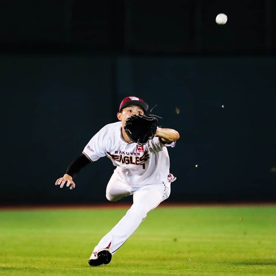 東北楽天ゴールデンイーグルスさんのインスタグラム写真 - (東北楽天ゴールデンイーグルスInstagram)「⚾️ ⚾️E 1-0 F⚾️ 全員野球で1点差ゲームを制してイーグルス連勝‼️ 辛島選手が6回途中4安打無失点の快投で8勝目👏🏼 松井選手は両リーグトップ独走の31セーブ目👑  宋選手は今日もピンチの場面で登板しナイスピッチ👍🏼 8回には辰己選手のスーパーファインプレー💯 そして島内選手が月間安打数の球団記録を更新✨ #rakuteneagles #RESTART #日本一の東北へ #夏スタ #辛島航 #松井裕樹 #宋家豪  #辰己涼介  #島内宏明」8月31日 22時06分 - rakuten_eagles