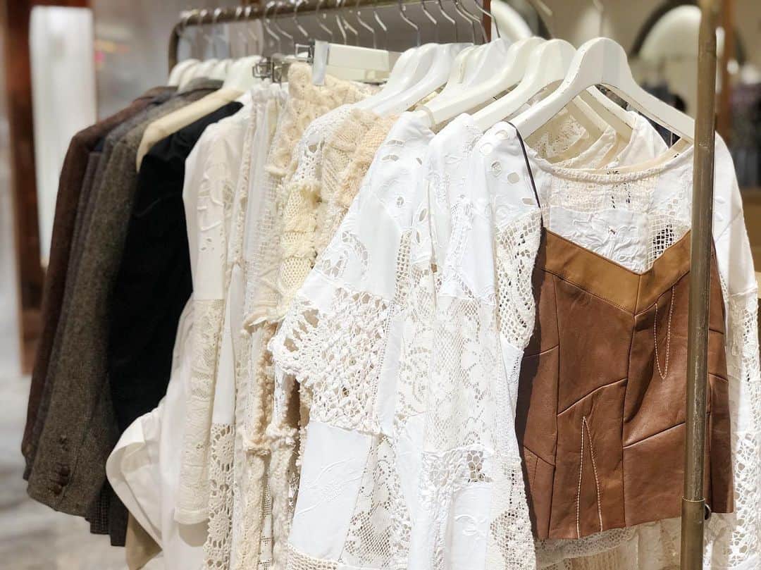 のインスタグラム：「リメイクブランド＜マリオンヴィンテージ＞が19FWのコレクションやブランドの世界観を表現❤️	﻿ ヨーロッパやアメリカなどから直接買い付けたヴィンテージやユーズドアイテム集結！	﻿ ﻿ . ＜MALION vintage＞ IMPACT	﻿ 2019.8.28 wed - 9.3 tue	﻿ 伊勢丹新宿店本館2階＝センターパーク/ザ・ステージ#2	﻿ ﻿ . @malion_vintage	﻿ @plaguetokyo	﻿ @restyle_tokyo_isetanmitsukoshi	﻿ #malion #plaguetokyo #restly #vintage #fashion #malionvintage #マリオンヴィンテージ #ヴィンテージ #リメイクブランド #プレイグアンドコー #ファッション #インテリア #新宿 #伊勢丹 #新宿伊勢丹 #伊勢丹新宿店」
