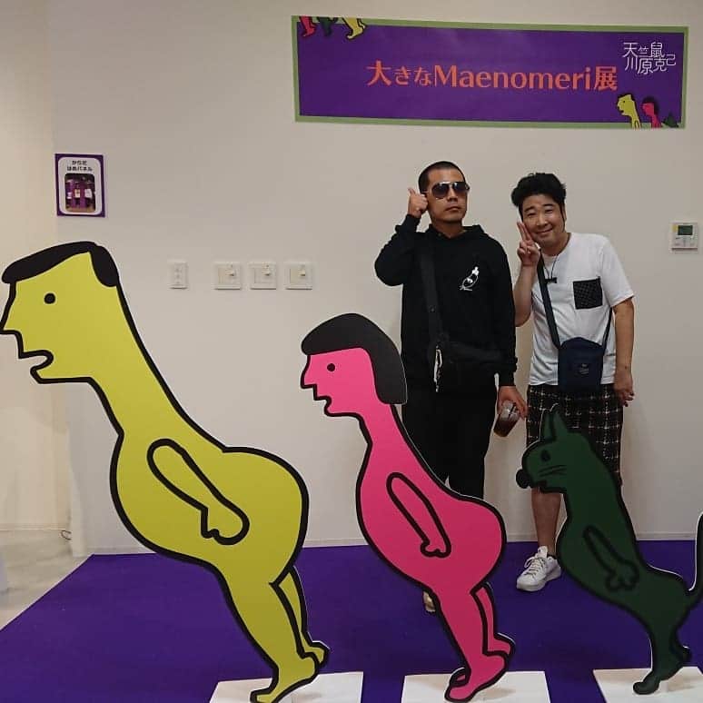 安尾信乃助のインスタグラム：「あっ！そうそう。この間、maenomeri展に行ってきたよ。 この間って言うかmaenomeri展の初日の日。30日か。あ、昨日か？  #maenomeri展#maenomeriten#Tシャツと#缶バッジ買った #UFOキャッチャーやった#もう何回かやったら取れたか？#安尾信乃助#」
