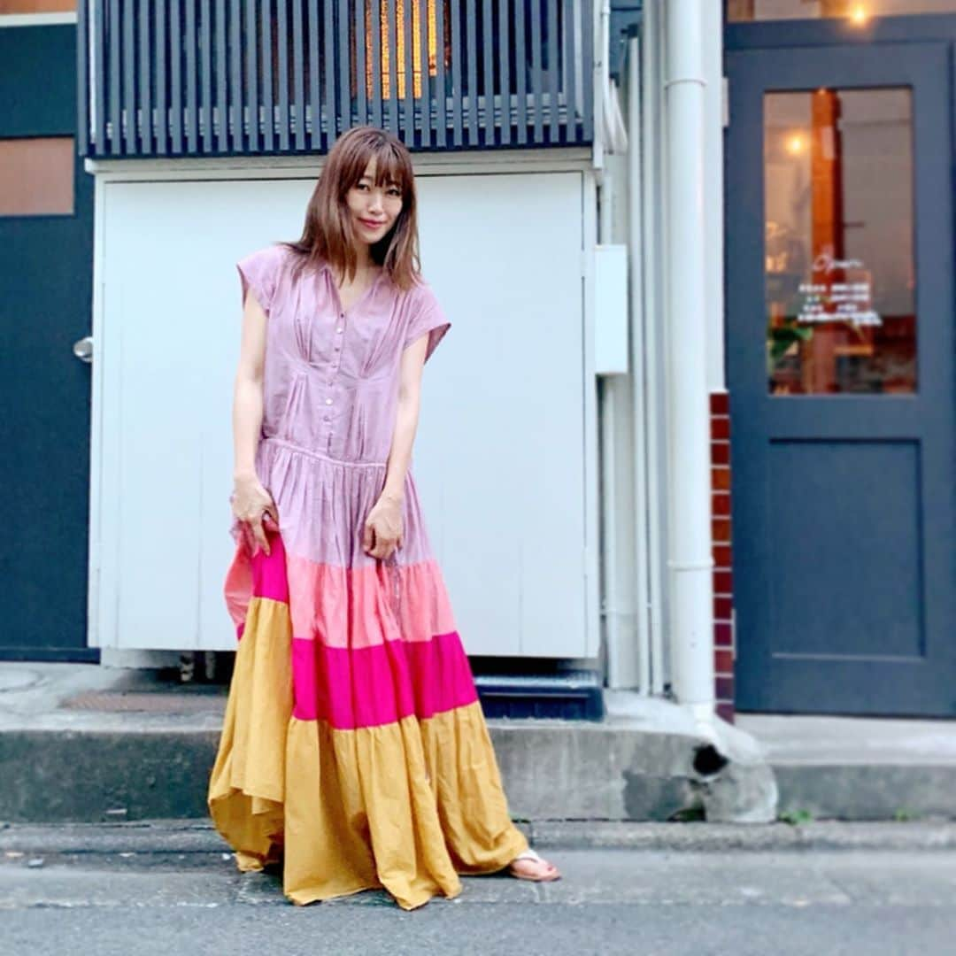 坂本美雨さんのインスタグラム写真 - (坂本美雨Instagram)「夏の終わりはすこしホッとするけれど サマードレスが着られなくなるの寂しい。  Coccoさんが手がけるブランド @composition_a のサマードレス。 隅々まで丁寧にこだわって作られていて、ボタンの一つ一つまで好み。着るたびに、気持ちをふわっと明るくしてもらっています。 . そして なまこが普通に撮ってくれるようになりました 笑 #なまこ写」8月31日 22時13分 - miu_sakamoto