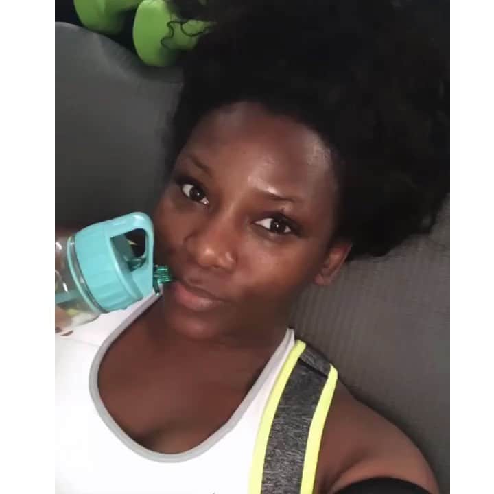 ジェネビーブ・ナジのインスタグラム：「𝙸’𝚕𝚕 𝚎𝚊𝚝 𝚖𝚢 🍰🍫🍪𝚊𝚗𝚍 𝚑𝚊𝚟𝚎 𝚒𝚝. 😋」