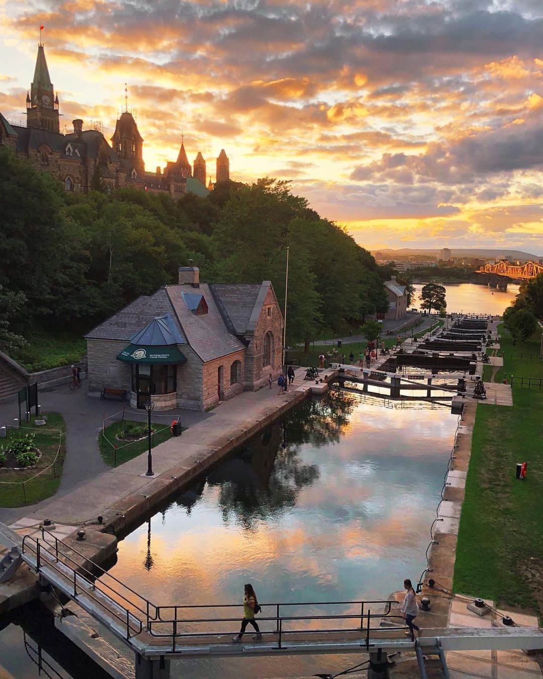 kaelさんのインスタグラム写真 - (kaelInstagram)「Hello from Ottawa, Canada’s capital city!  I arrived last night and was greeted with this stunner of a sunset. Then we went to see Cirque du Soleil Alegria under the big top. It was amazing!  I’m so happy to be back for a few days of fun and adventure with @ottawatourism.  #myottawa」8月31日 22時17分 - punkodelish