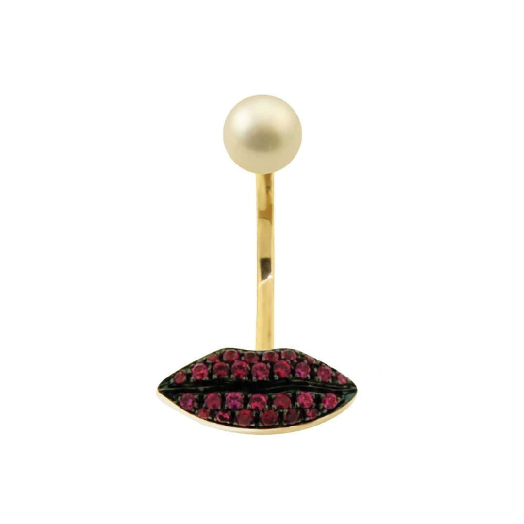のインスタグラム：「The iconic red lip piercing earring with rubies and pearl • in store & online.   #delfinadelettrez  #anatomiccollection #piercingmania」