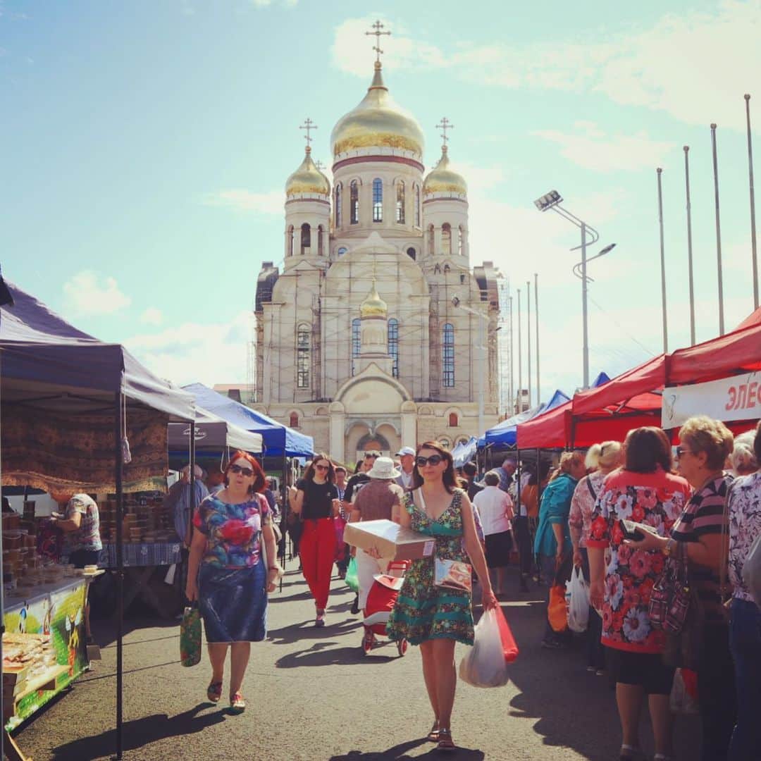 小林希さんのインスタグラム写真 - (小林希Instagram)「日本から2時間半。 ウラジオストクにきています。 今回のお目当の１つはこれ、中央広場で週末だけ開催されている市場！(日曜はやってないかも) 野菜、果物、海産物、はちみつ、肉類などロシアの台所をのぞいた気分。さらに言うと、海産物が豊富なのは港町の極東ロシア、ウラジオストクだからのよう！ 買い物に来ている地元の人たちに揉まれる感じも心地よかった。笑 そんな今日の朝でした😊  #journey #viaje #voyage #travel #japan #旅 #旅女 #トラベル#週末海外#ウラジオストク#ロシア#vladivostok #russia #市場」8月31日 22時24分 - nozokoneko