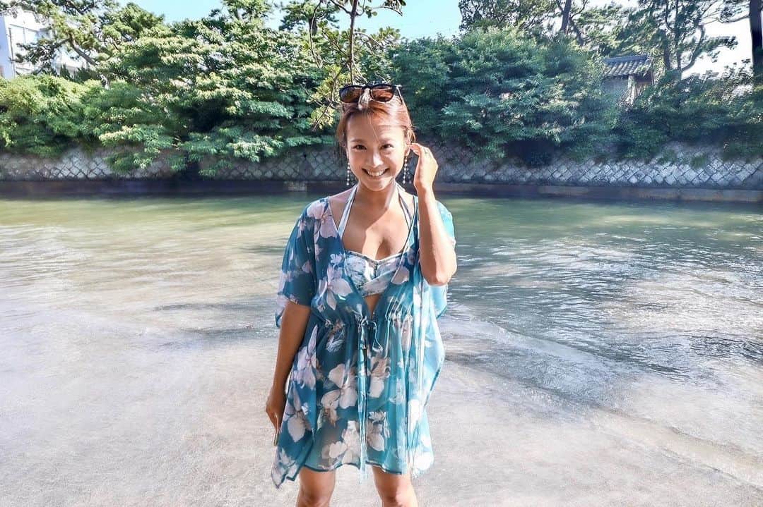 金泉紗恵子さんのインスタグラム写真 - (金泉紗恵子Instagram)「.﻿ 8月最終日😭﻿ 夏が終わる🥺﻿ ﻿ ﻿ 少し前ですが、葉山の森戸海岸と一色海岸へ🏖﻿ 海よりも近くの川の方が綺麗でした🤣﻿ 水着の上にはPEAK&PINE @peakpine_official のガウンを🙌﻿ 水着もPEAK&PINEのファミセで買ったもの👙﻿ ガウンは今シーズンのものです👍﻿ 海外に行く時も水着の上には着るガウンは大活躍😘﻿ 海に入って、さらっと羽織ってご飯を食べたりして、また水着になって海に入ったり😁﻿ 来月のハワイにも持って行く予定です☺️﻿ ﻿ ﻿ 葉山では海で遊ぶ、というよりサンセットを見に行きました🤩﻿ スワイプして見てみてください👉﻿ 一色海岸のサンセット、とっても素敵でした💓﻿ ﻿ ﻿ 今年の夏はプール3回、海1回✨﻿ 梅雨明けが遅かったのであっという間に夏が終わってしまうー😭﻿ 今年は1日中天気が良い日が少なかった気がします💦﻿ 夏って本当あっという間だー😢﻿ . #beach #hayama #moritobeach #isshikibeach #peakandpine #followme #canoneoskissm #eoskissm #sunset #sunsetbeach #sunset_pics #森戸海岸 #一色海岸 #ビーチ #葉山 #サンセット #サンセットビーチ #水着 #海 #ミラーレス #ミラーレス一眼 #夏 #夏の思い出」8月31日 22時30分 - saeko_kanaizumi