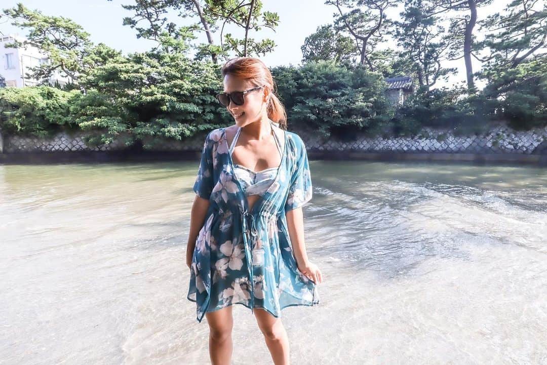 金泉紗恵子さんのインスタグラム写真 - (金泉紗恵子Instagram)「.﻿ 8月最終日😭﻿ 夏が終わる🥺﻿ ﻿ ﻿ 少し前ですが、葉山の森戸海岸と一色海岸へ🏖﻿ 海よりも近くの川の方が綺麗でした🤣﻿ 水着の上にはPEAK&PINE @peakpine_official のガウンを🙌﻿ 水着もPEAK&PINEのファミセで買ったもの👙﻿ ガウンは今シーズンのものです👍﻿ 海外に行く時も水着の上には着るガウンは大活躍😘﻿ 海に入って、さらっと羽織ってご飯を食べたりして、また水着になって海に入ったり😁﻿ 来月のハワイにも持って行く予定です☺️﻿ ﻿ ﻿ 葉山では海で遊ぶ、というよりサンセットを見に行きました🤩﻿ スワイプして見てみてください👉﻿ 一色海岸のサンセット、とっても素敵でした💓﻿ ﻿ ﻿ 今年の夏はプール3回、海1回✨﻿ 梅雨明けが遅かったのであっという間に夏が終わってしまうー😭﻿ 今年は1日中天気が良い日が少なかった気がします💦﻿ 夏って本当あっという間だー😢﻿ . #beach #hayama #moritobeach #isshikibeach #peakandpine #followme #canoneoskissm #eoskissm #sunset #sunsetbeach #sunset_pics #森戸海岸 #一色海岸 #ビーチ #葉山 #サンセット #サンセットビーチ #水着 #海 #ミラーレス #ミラーレス一眼 #夏 #夏の思い出」8月31日 22時30分 - saeko_kanaizumi