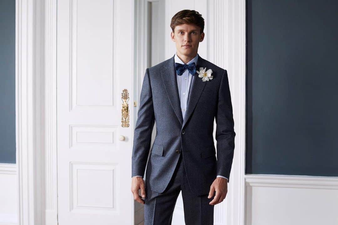 チェスターバリーのインスタグラム：「This is it – our AW19 collection has officially launched – head online now to see sharp British tailoring at its finest. . Shapes are strong and flattering this season, with the double-breasted jacket making a welcome return, but the focal point of the collection is the quality of the cloth, sourced from the best British and Italian mills, with its detailed patterns and tactile finish. Warm autumn hues and subtle patterns combine to form timeless and elegant styles, this a collection designed to help men look their best. . . . #AW19 #AutumnWinter19 #Autumn #Winter #NewIn #New #ShopTheLook #CBstyle #TailoredToFit #SavileRow #MenWithStyle#Fashion #MensStyle #Style #ChesterBarrie #Tailoring #Menswear #Jacket #MensFashion #BritishFashion #MensLifestyle #London #NewCollection#Flannel #Cloths #Tweed #Fabric #British #Italian #Timeless」
