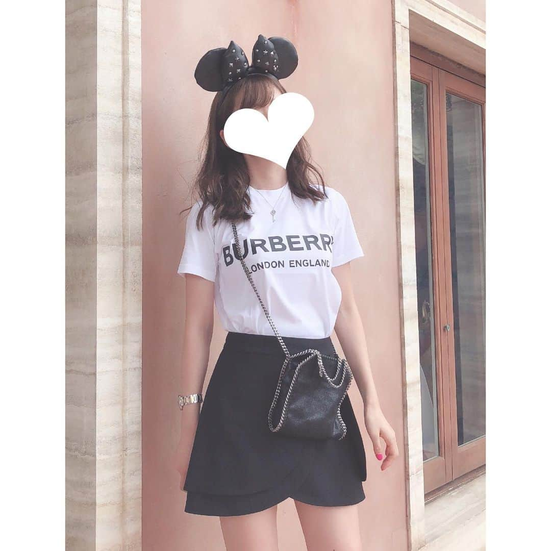 おまみさんのインスタグラム写真 - (おまみInstagram)「＊﻿ ＊﻿ Disney coordinate 。♡﻿ ﻿ tops:BURBERRY﻿ skirt:alice+olivia﻿ bag:stella﻿mccartney ﻿ ﻿ #coordinate #code #outfit #ootd #wear #fashion #disneysea #disney #disneycode #aliceandolivia #burberry #stellamccartney #stellamccartneybag #コーディネート #コーデ #コーデ記録 #ファッション #ファッションコーデ #おまみ服 #バーバリー #アリスアンドオリビア #ステラ #ステラマッカートニー #ディズニーコーデ #ディズニー #ミニーカチューシャ #コーデ日記 #ミニスカート #tシャツコーデ #ディズニーシー」8月31日 22時38分 - 0mm157