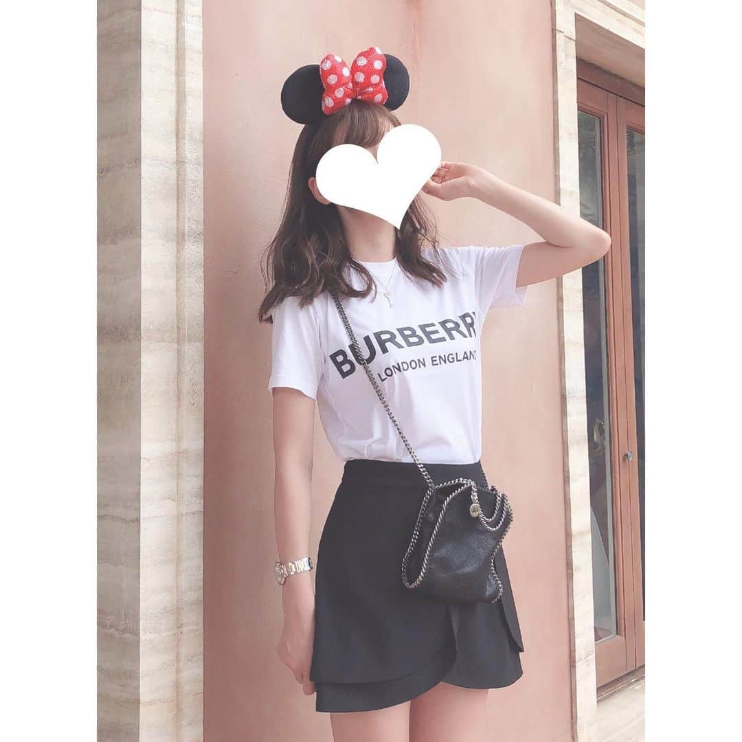 おまみさんのインスタグラム写真 - (おまみInstagram)「＊﻿ ＊﻿ Disney coordinate 。♡﻿ ﻿ tops:BURBERRY﻿ skirt:alice+olivia﻿ bag:stella﻿mccartney ﻿ ﻿ #coordinate #code #outfit #ootd #wear #fashion #disneysea #disney #disneycode #aliceandolivia #burberry #stellamccartney #stellamccartneybag #コーディネート #コーデ #コーデ記録 #ファッション #ファッションコーデ #おまみ服 #バーバリー #アリスアンドオリビア #ステラ #ステラマッカートニー #ディズニーコーデ #ディズニー #ミニーカチューシャ #コーデ日記 #ミニスカート #tシャツコーデ #ディズニーシー」8月31日 22時38分 - 0mm157