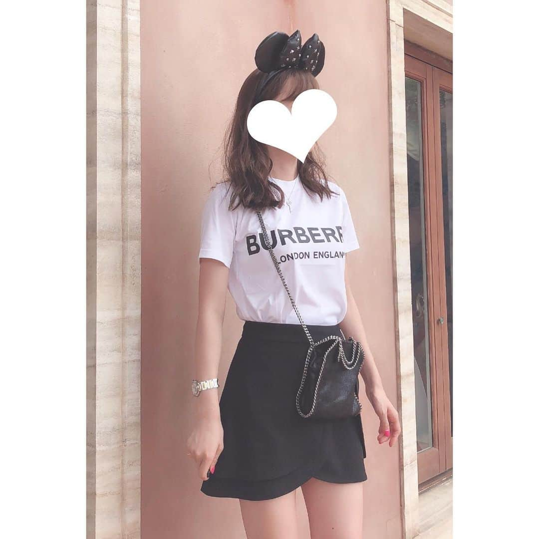 おまみさんのインスタグラム写真 - (おまみInstagram)「＊﻿ ＊﻿ Disney coordinate 。♡﻿ ﻿ tops:BURBERRY﻿ skirt:alice+olivia﻿ bag:stella﻿mccartney ﻿ ﻿ #coordinate #code #outfit #ootd #wear #fashion #disneysea #disney #disneycode #aliceandolivia #burberry #stellamccartney #stellamccartneybag #コーディネート #コーデ #コーデ記録 #ファッション #ファッションコーデ #おまみ服 #バーバリー #アリスアンドオリビア #ステラ #ステラマッカートニー #ディズニーコーデ #ディズニー #ミニーカチューシャ #コーデ日記 #ミニスカート #tシャツコーデ #ディズニーシー」8月31日 22時38分 - 0mm157