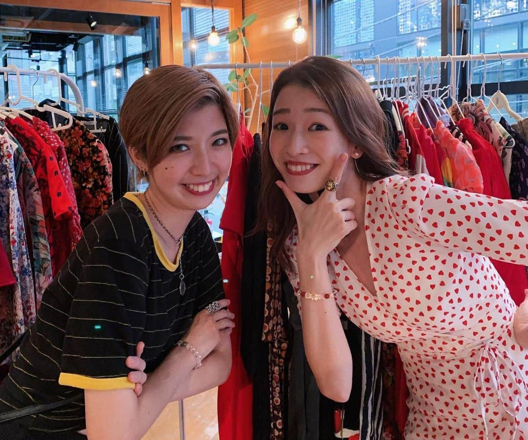 石井亜美さんのインスタグラム写真 - (石井亜美Instagram)「❤️ . 本日はフリーマーケットにご来場頂き、 本当にありがとうございました😆 . アーティストやクリエイターの友人達と作り上げた アットホームな空間...🌹 みんなが初フリマだったので、 至らぬ点もあったかと思いますが、 沢山のあみ民さんと直接お話しできて、 とっっっっても幸せな1日になりました😍❤️❤️❤️ . YouTubeを発信している向こう側に、 こんなに温かく迎え入れてくれている視聴者さんがいらっしゃることを感じられた、特別な1日になりました。 本当に、本当に、ありがとう☺️ (タグ付けや、DMありがとうございますっ！！ 全部保存させて頂いております😌) . フリーマーケットって素敵だね！！ 環境に優しいだけでなく、 愛用してきたお洋服が誰かの手元に渡り、 これから新たなストーリーが生まれていく...！！🌈 . また、こうして皆さんと交流できるイベントがあることを願って...！！ Big love!!!!!!!!!!!!!!!!!!🥰❤️❤️❤️❤️ . . #fleamarket #あみ民」8月31日 22時39分 - ami_ishii_