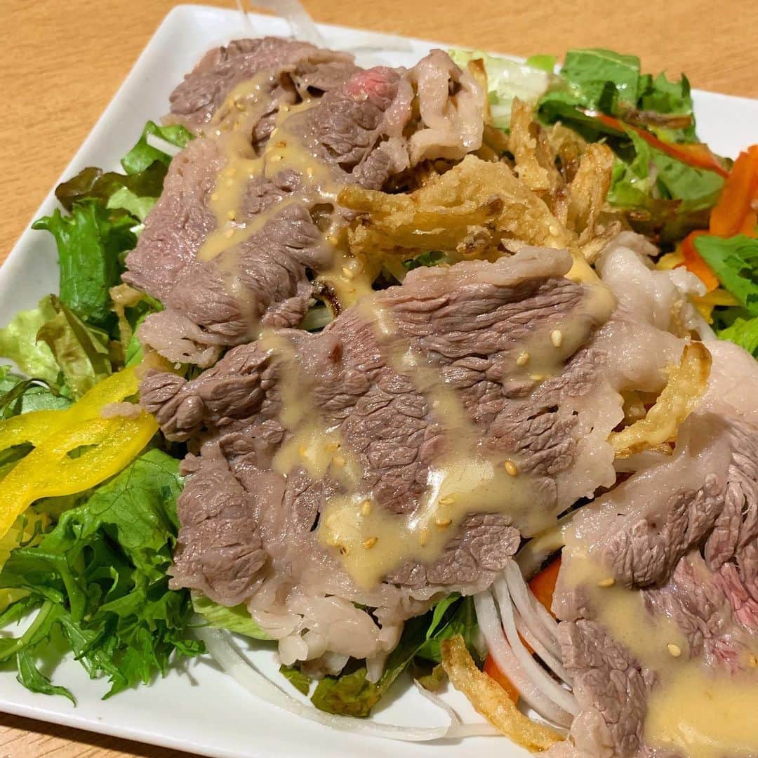 のインスタグラム：「試作品の牛しゃぶサラダ🥩🥩 . #肉#牛肉#鶏肉#サラダ#牛しゃぶ#鶏っく#梅田#居酒屋#焼き鳥#チーズタッカルビ#チョアチキン#唐揚げ#チキン南蛮#飲み会#ビール#大阪#大阪グルメ#大阪観光#浦和レッズ#ガンバ大阪」