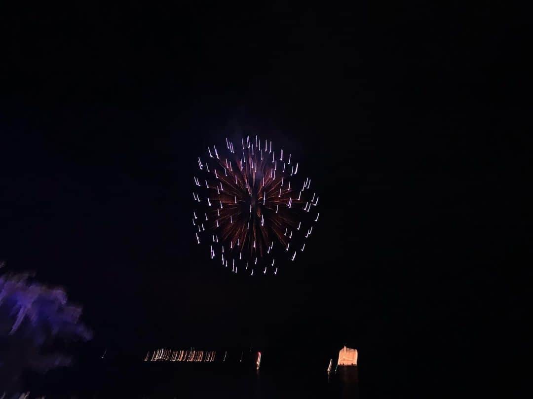 加弥乃さんのインスタグラム写真 - (加弥乃Instagram)「‪この夏は、ロケ先で思いがけず打ち上げ花火を見られました。流れ星も！‬ ‪ 今日もお疲れさまでした🌠‬ ‪#ナツノオワリ ‬」8月31日 22時42分 - kayano210