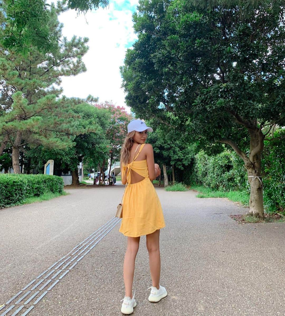 新井ニーニャさんのインスタグラム写真 - (新井ニーニャInstagram)「💛#ににゃしふく﻿ ﻿ ﻿ 🧢 @nike 👗﻿ @hollister.2019 👟﻿ @yeezyboost.v2 👜﻿ @ysl ﻿ ﻿ ﻿ ﻿ ﻿ ちょっぴり脳内整理💆🏼‍♀️﻿ ﻿ 海辺に来るとスッキリする🌊✨﻿ ﻿ ﻿ ﻿ ﻿ ﻿ ﻿ 余計な事は考えずに﻿ ﻿ 強い女でいたいし﻿ ﻿ 余裕のある女でいたいし﻿ ﻿ それでもなかなか出来ないことがたくさん🌬﻿ ﻿ ﻿ ﻿ ﻿ ﻿ 自己分析重ねて改めて自分自身の﻿ ﻿ 得意不得意を再確認出来たし﻿ ﻿ 改善策も徐々に増えていって﻿ ﻿ 登り坂をひたすら走るだけ！﻿ ﻿ ﻿ ﻿ ﻿ ﻿ ロボットだったら楽なのにって﻿ ﻿ たくさんたくさん思うよ﻿ ﻿ ﻿ ﻿ ﻿ ﻿ それでも幸せを感じられるのは﻿ ﻿ 人間だからで﻿ ﻿ 自分自身で幸せを掴み﻿ ﻿ 気付ける人で在りたいな﻿ ﻿ ﻿ 思いやりを持ち続けていたい﻿ ﻿ ﻿ ﻿ ﻿ #ポエムみたいになった﻿ #また語ってるよこいつ的な﻿ #でもいいんだ﻿ #私にはたくさん支えてくれる皆んながいて﻿ #どんなことも乗り越えられる﻿ #支えてくれる人達へ﻿ #常に恩返しをしていたい﻿ #自分自身が幸せな上でね﻿ ﻿ ﻿」8月31日 22時44分 - 22nina77