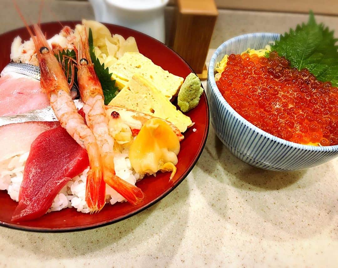 味岡ちえりさんのインスタグラム写真 - (味岡ちえりInstagram)「豊洲市場へ行って、ランチでお寿司食べてきました😍 ちらし丼といくら丼‼️ 幸せ。食べること大好き。もぐもぐ。 ・ ・ ・ #味岡ちえり #お寿司 #お鮨 #ちらし丼 #いくら丼 #食べる #幸せ #sushi #japanesefood #豊洲市場ランチ」8月31日 22時48分 - chieri0103
